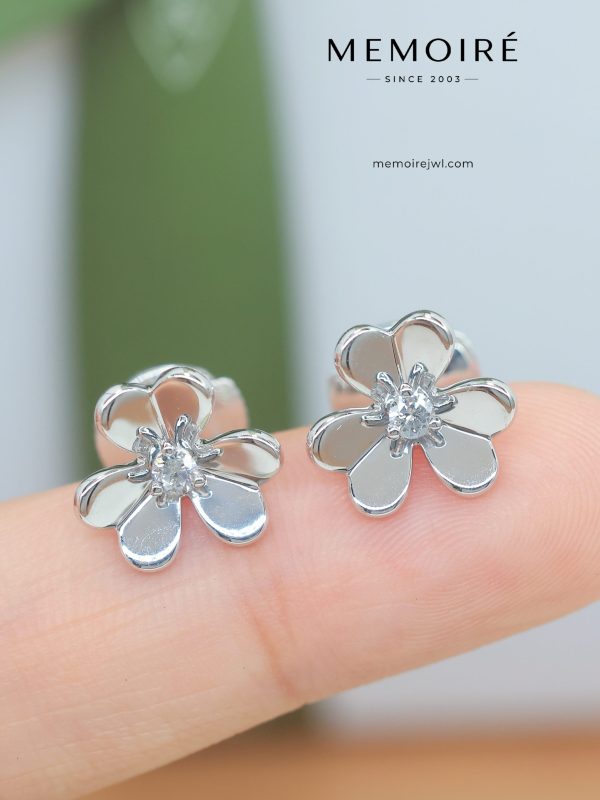 MEMOIRÉ 18K White Gold Diamond Flower Stud Earrings