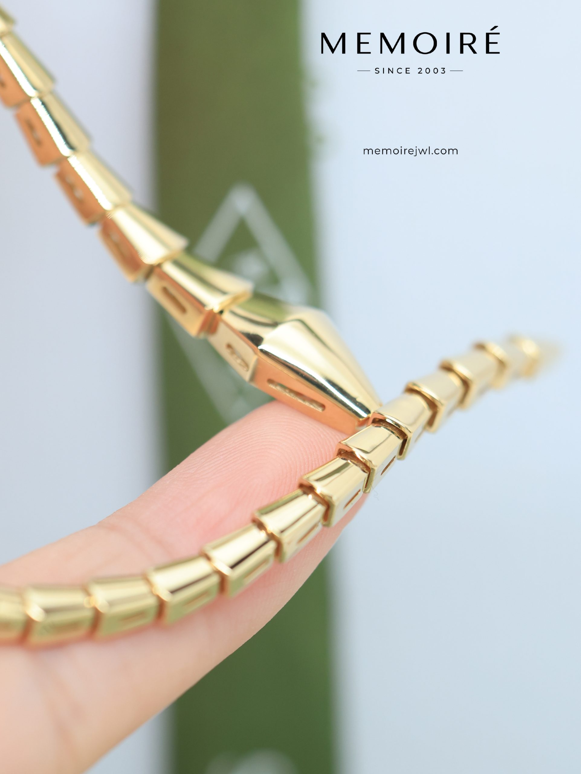 MEMOIRÉ 18K Yellow Gold Serpent Bangle - Image 4