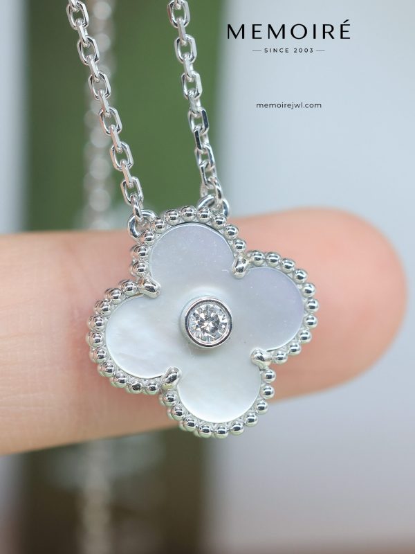 MEMOIRÉ 18K White Gold Mother-of-Pearl Clover Pendant Necklace