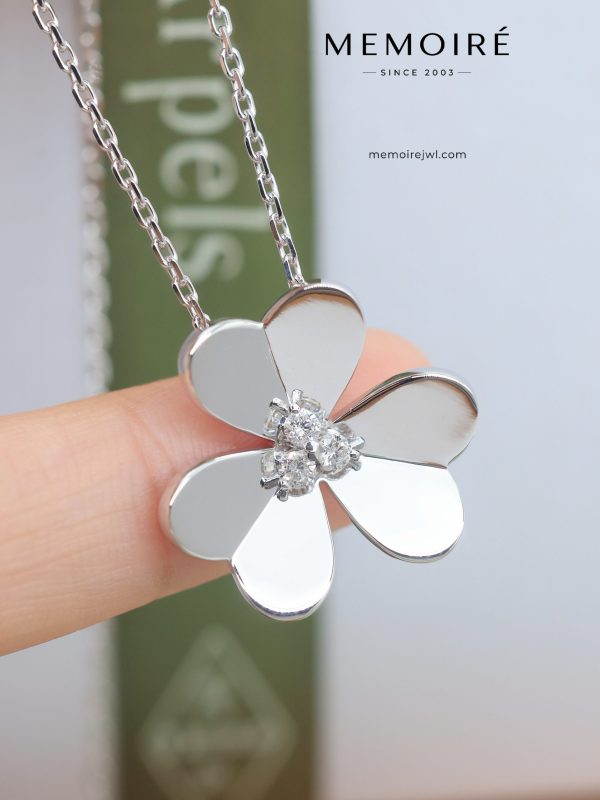 MEMOIRÉ 18K White Gold Diamond Flower Pendant Necklace