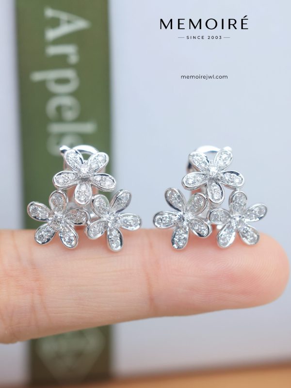 MEMOIRÉ 18K White Gold Diamond Flower Cluster Earrings