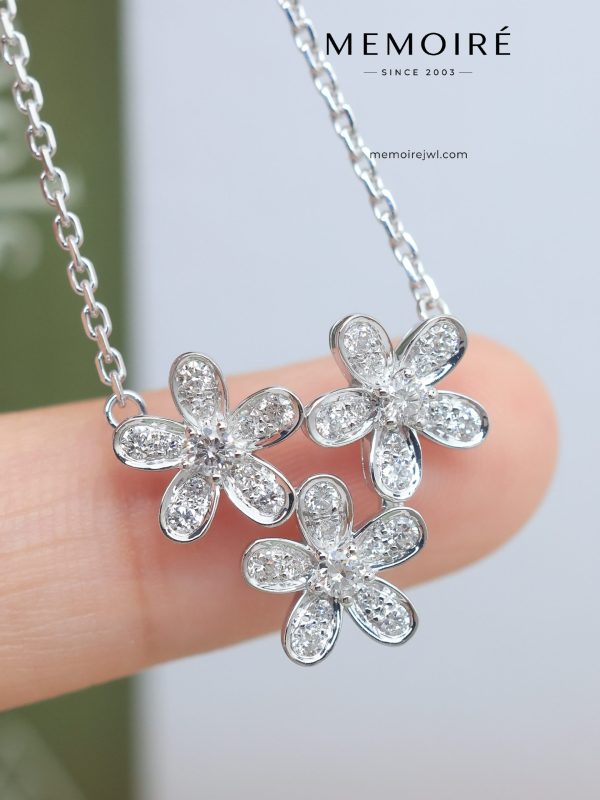 MEMOIRÉ 18K White Gold Diamond Flower Cluster Pendant Necklace