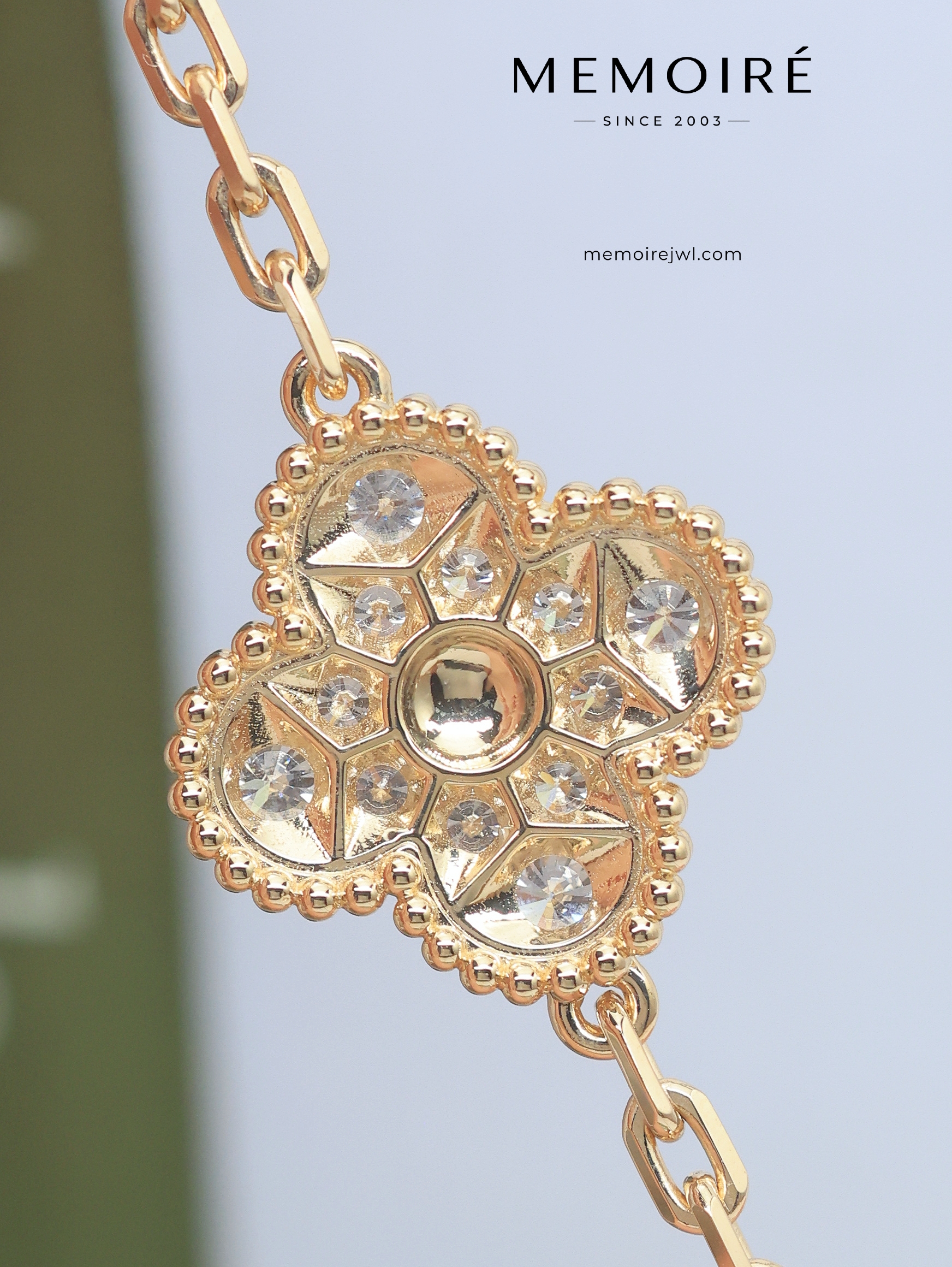 MEMOIRÉ 18K Yellow Gold Diamond Four-Leaf Clover Bracelet - Image 4