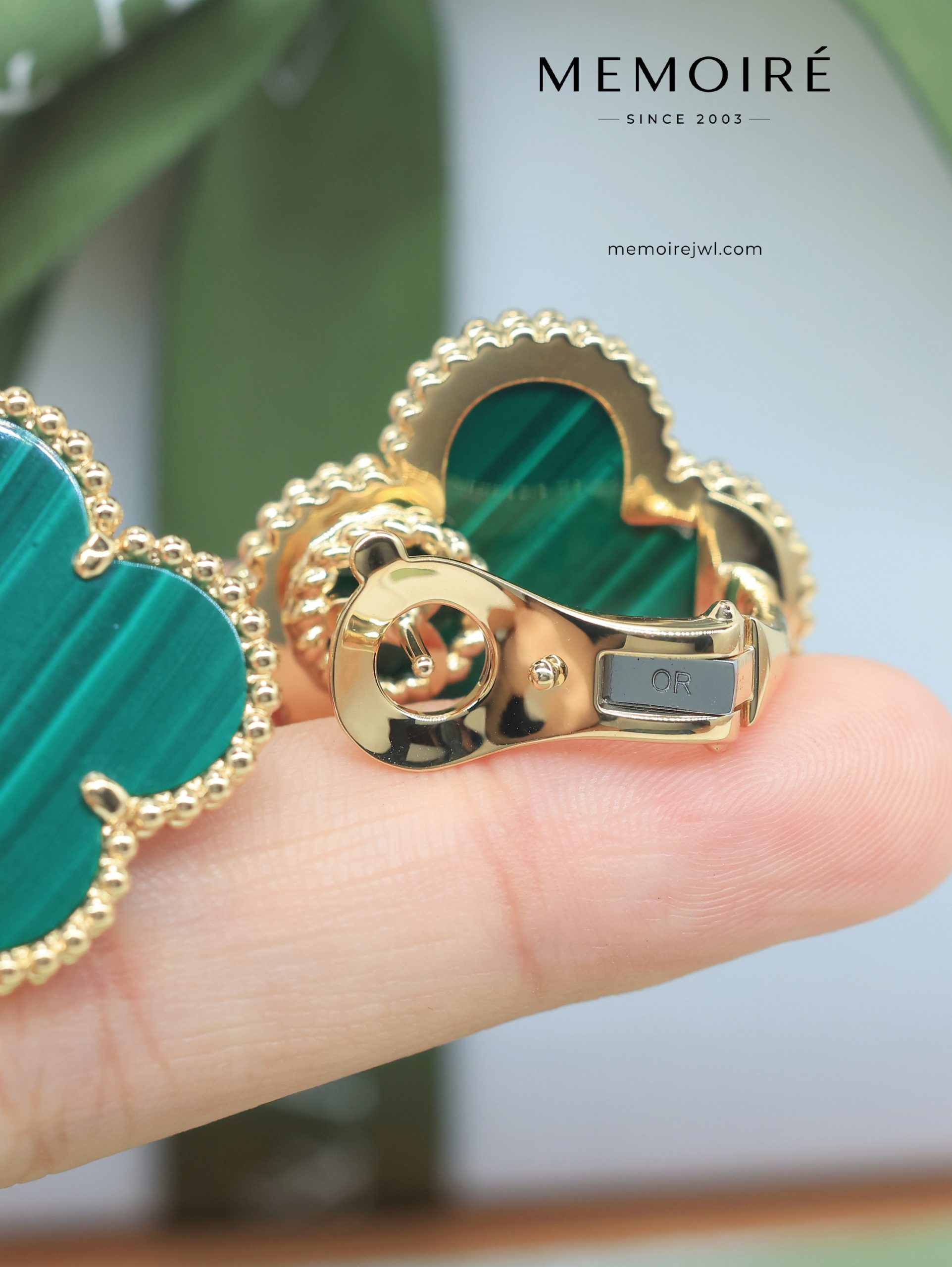 MEMOIRÉ 18K Yellow Gold Malachite Clover Stud Earrings - Image 5