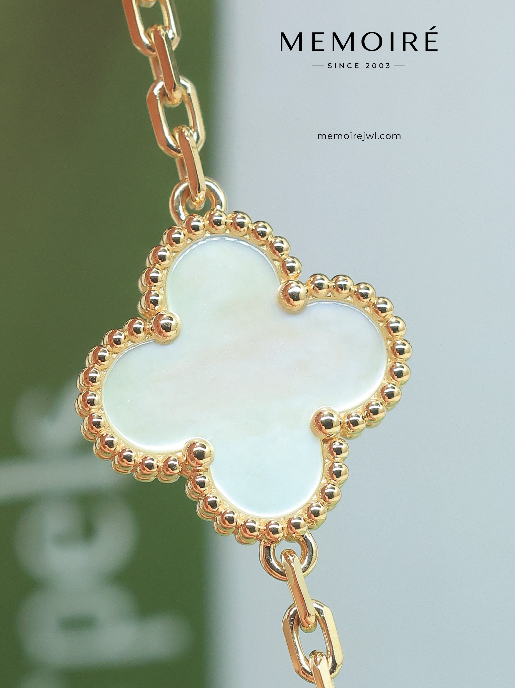 MEMOIRÉ 18K Yellow Gold Mother-of-Pearl Four-Leaf Clover Bracelet - Image 3
