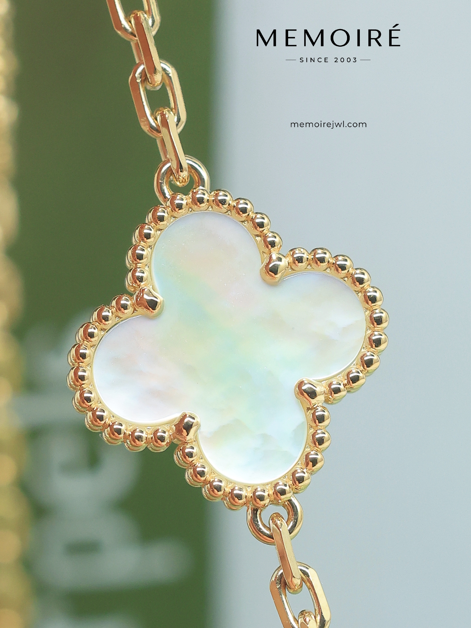 MEMOIRÉ 18K Yellow Gold Mother-of-Pearl Four-Leaf Clover Bracelet - Image 4