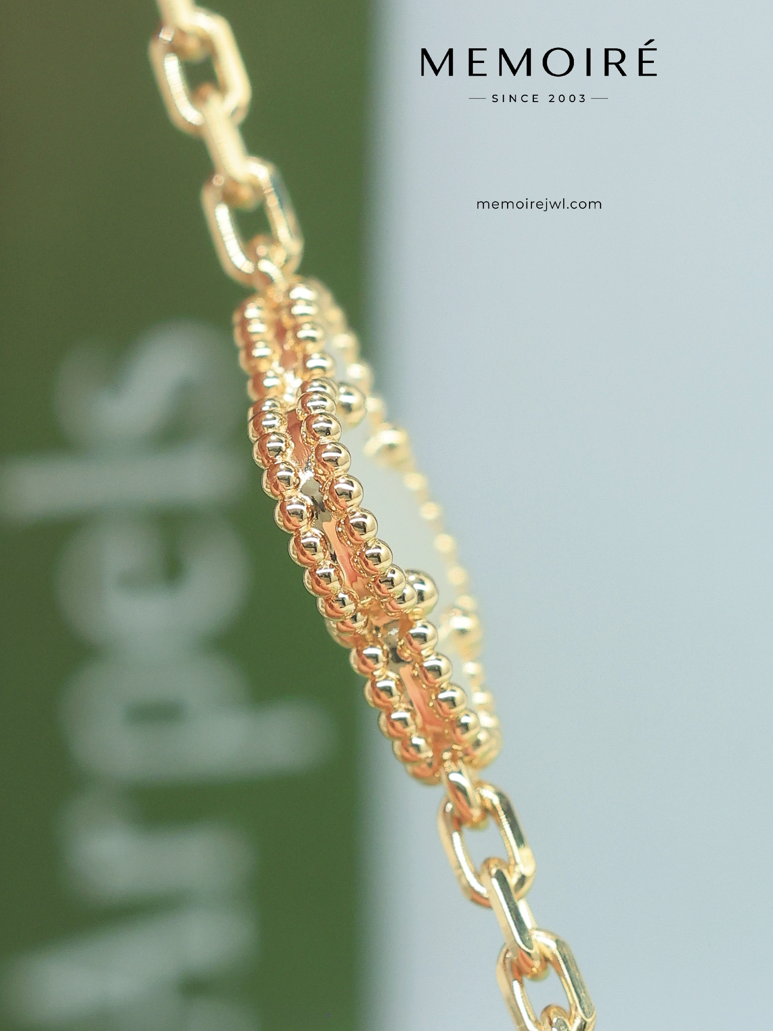 MEMOIRÉ 18K Yellow Gold Mother-of-Pearl Four-Leaf Clover Bracelet - Image 5