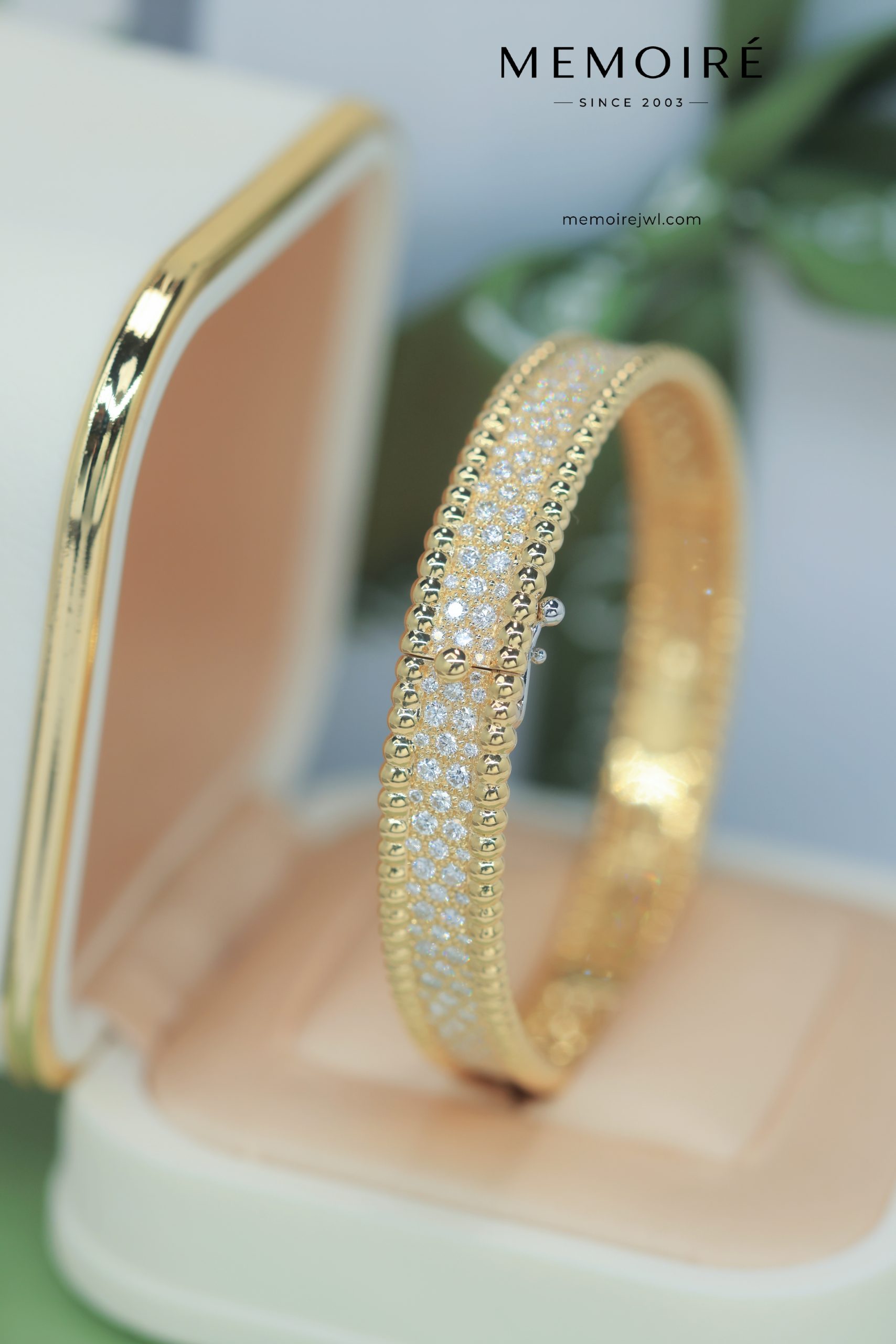 MEMOIRÉ 18K Yellow Gold Pave-Set Diamond Bangle - Image 5