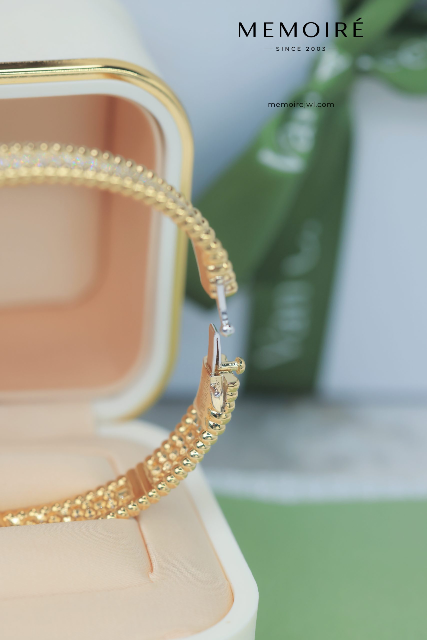 MEMOIRÉ 18K Yellow Gold Pave-Set Diamond Bangle - Image 4