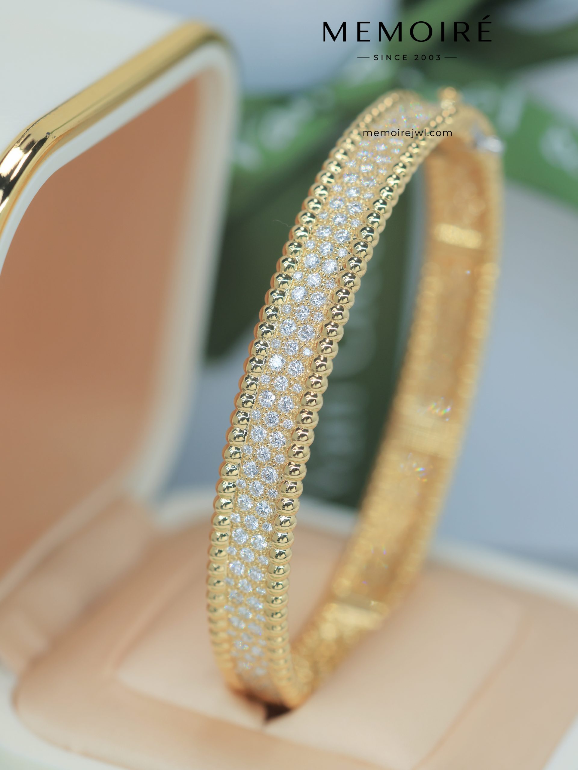 MEMOIRÉ 18K Yellow Gold Pave-Set Diamond Bangle - Image 3