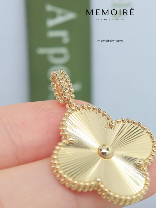 MEMOIRÉ 18K Yellow Gold Guilloché Clover Pendant