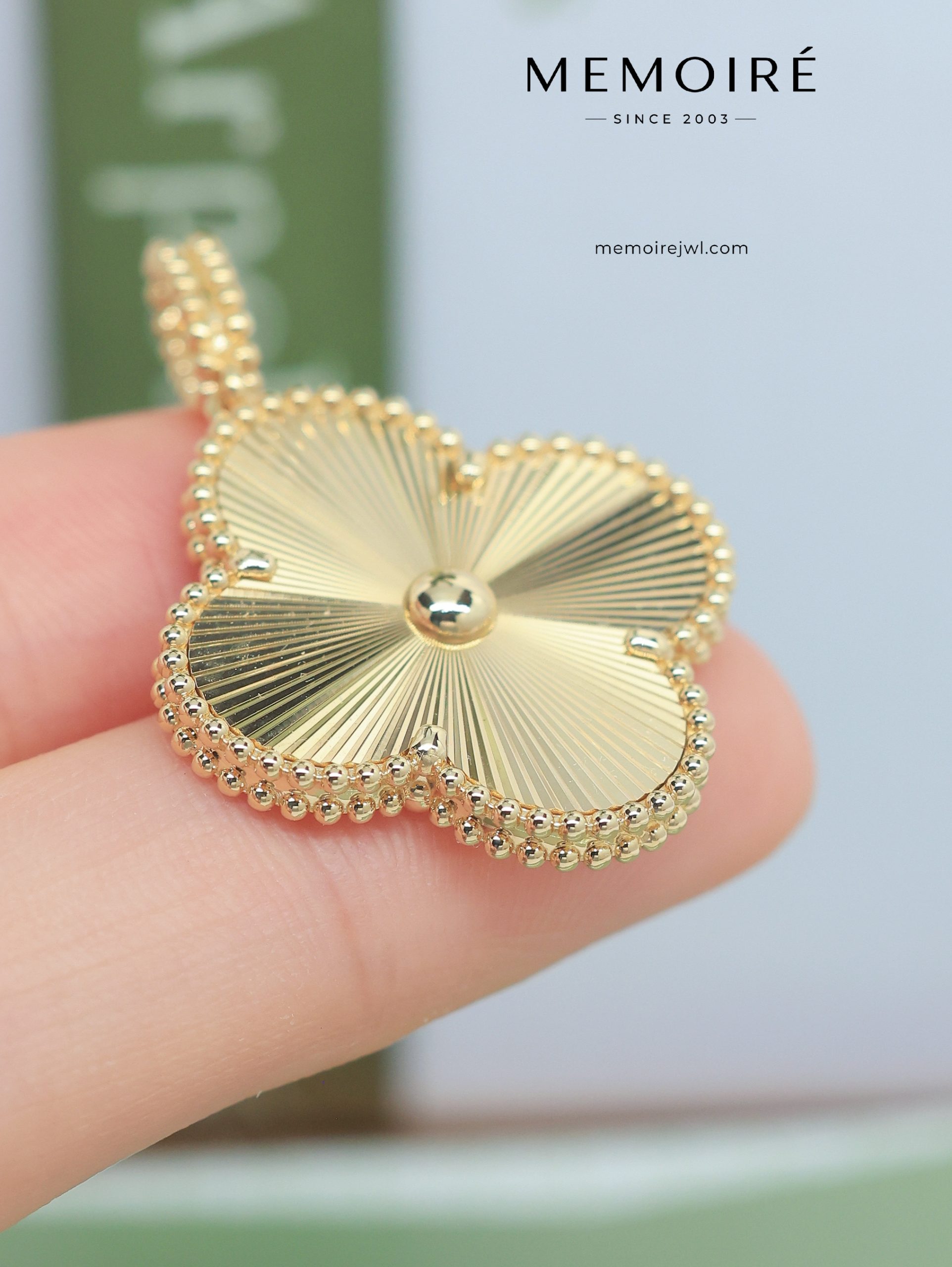 MEMOIRÉ 18K Yellow Gold Guilloché Clover Pendant - Image 3