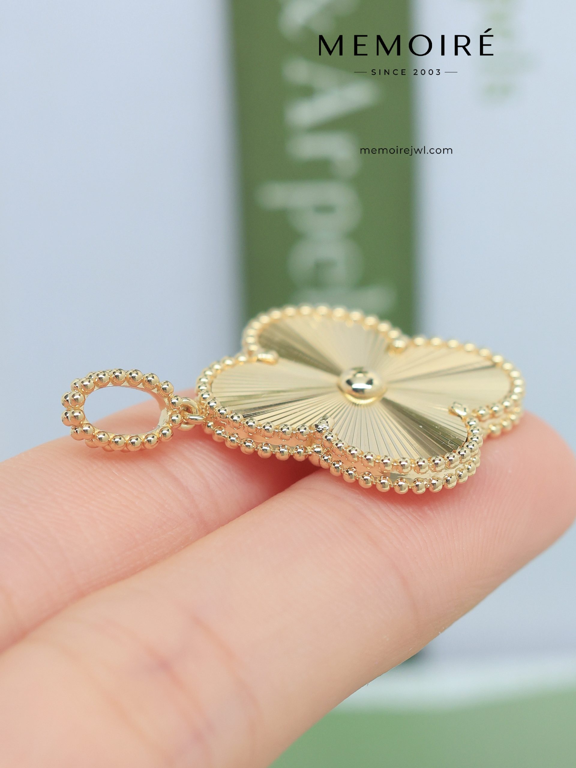MEMOIRÉ 18K Yellow Gold Guilloché Clover Pendant - Image 4