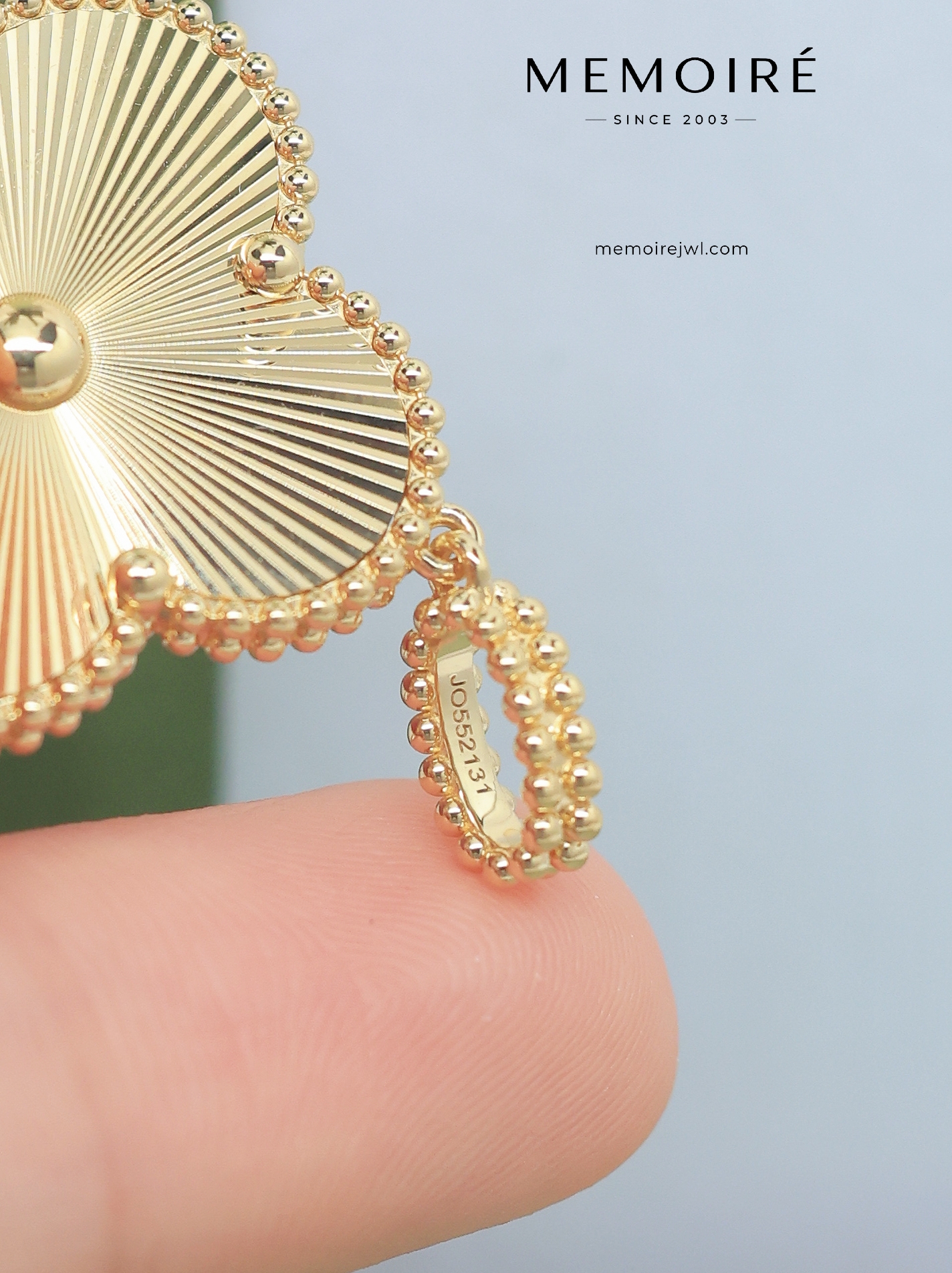 MEMOIRÉ 18K Yellow Gold Guilloché Clover Pendant - Image 5