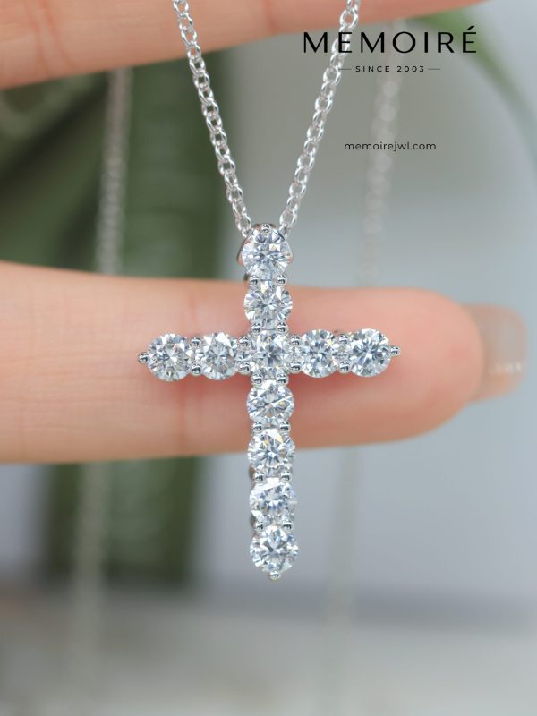 MEMOIRÉ 18K White Gold Full Diamond Cross Pendant Necklace