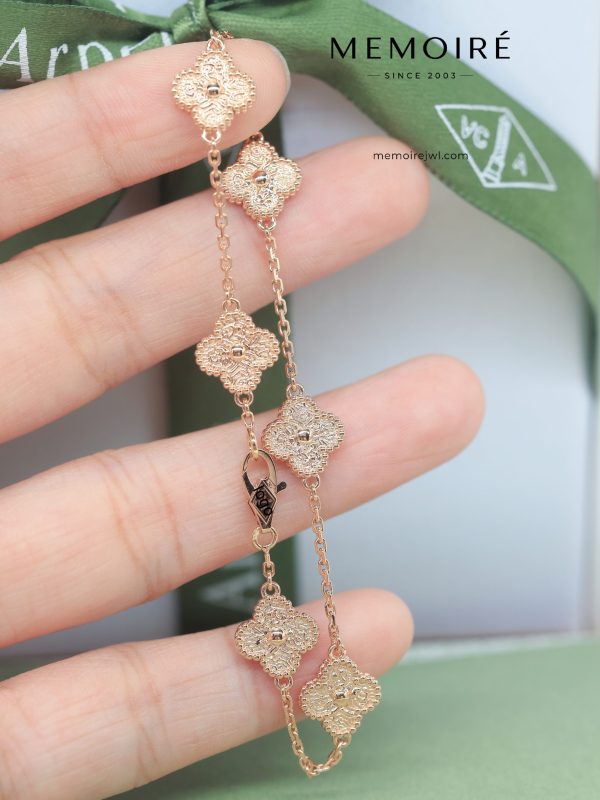 MEMOIRÉ 18K Rose Gold Textured Clover Charm