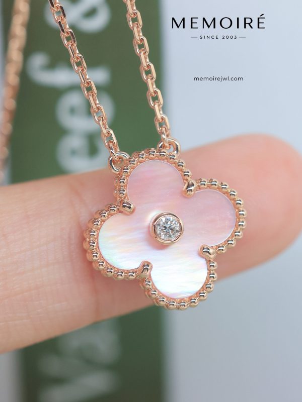 MEMOIRÉ ellow Gold Single-Flower Necklace with White Mother-of-Pearl