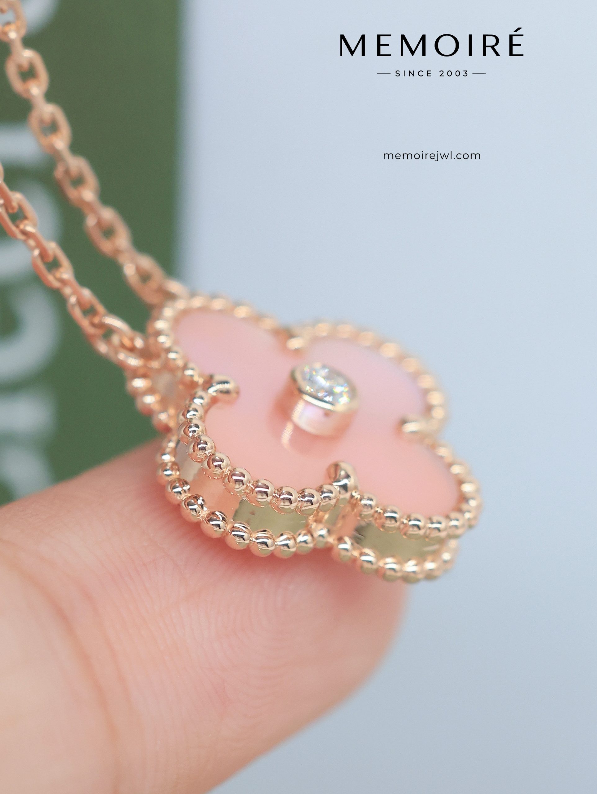 MEMOIRÉ ellow Gold Single-Flower Necklace with White Mother-of-Pearl - Image 3