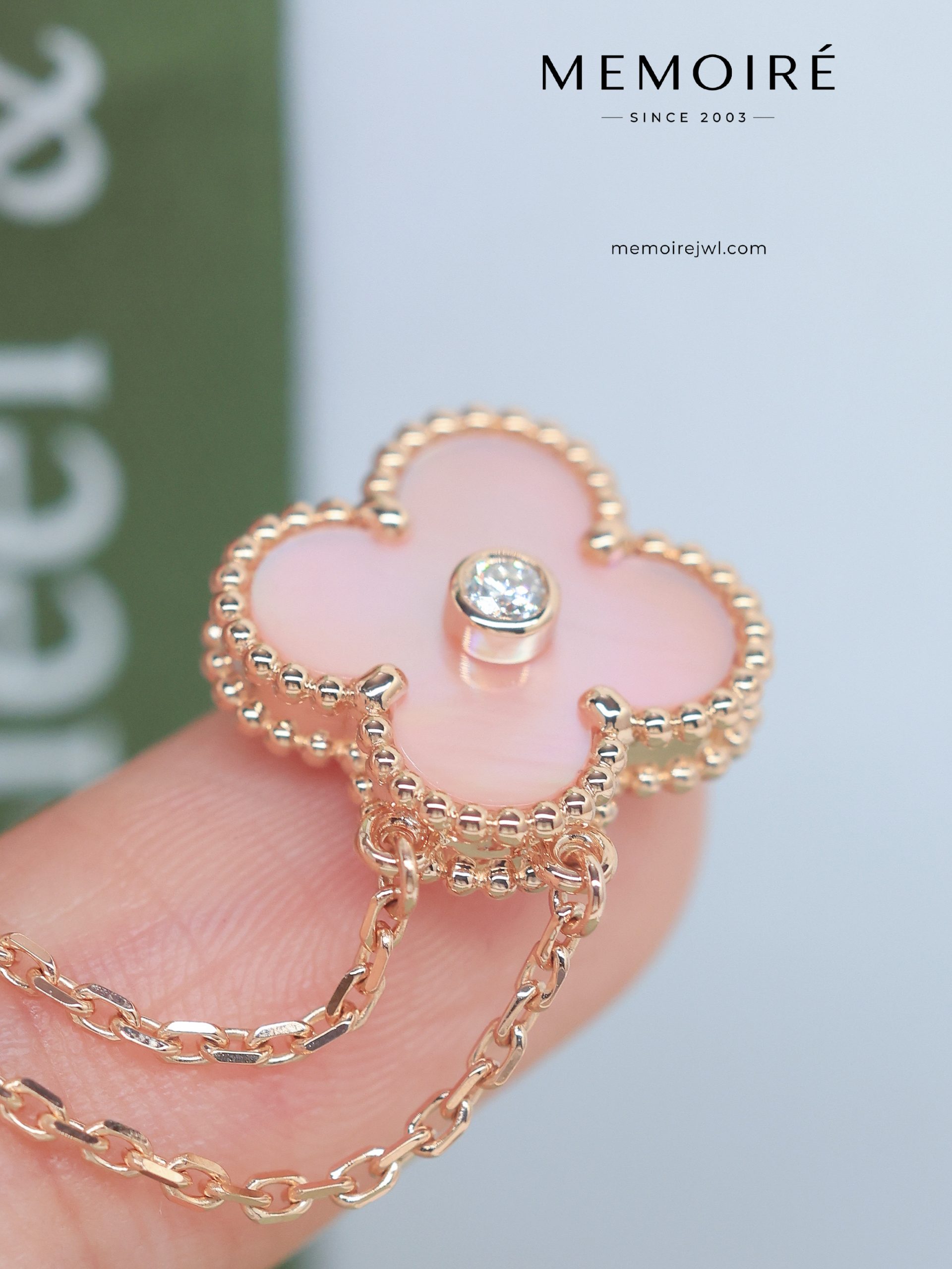MEMOIRÉ ellow Gold Single-Flower Necklace with White Mother-of-Pearl - Image 4