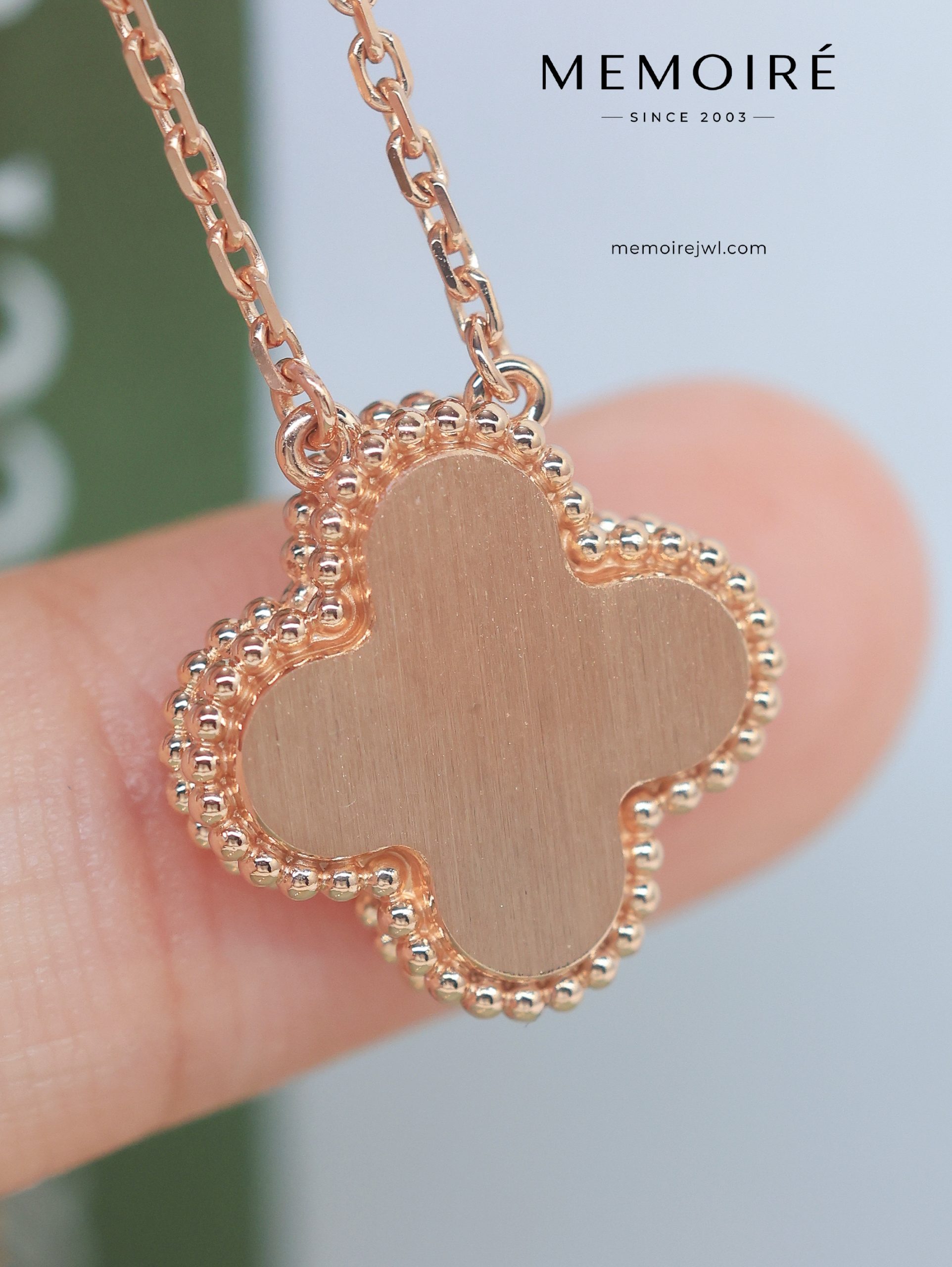 MEMOIRÉ ellow Gold Single-Flower Necklace with White Mother-of-Pearl - Image 5