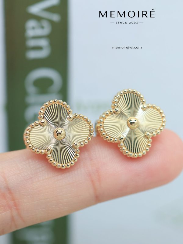 MEMOIRÉ 18K Yellow Gold Guilloché Clover Stud Earrings