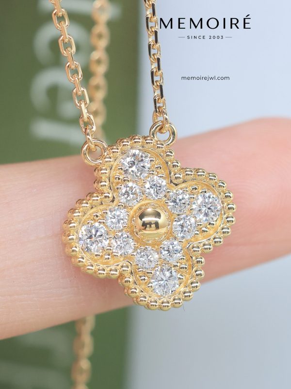 MEMOIRÉ 18K Yellow Gold Full Diamond Clover Pendant Necklace