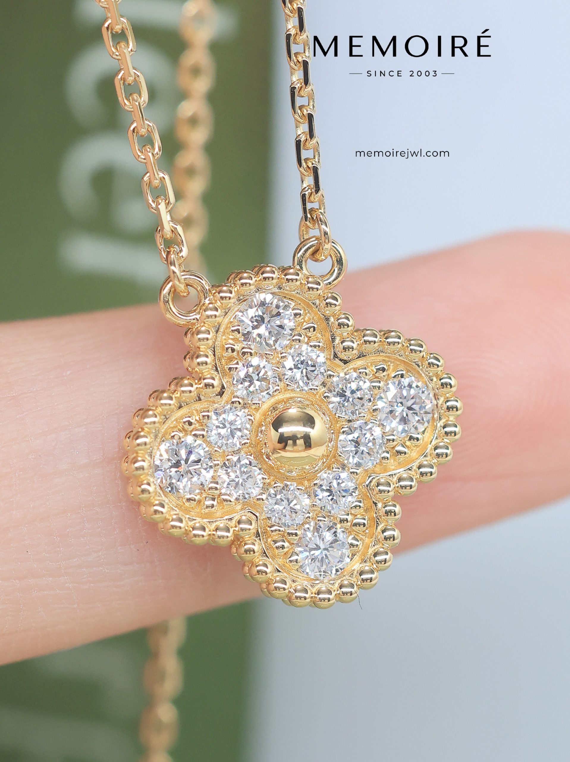 MEMOIRÉ 18K Yellow Gold Full Diamond Clover Pendant Necklace