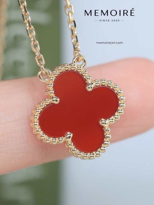 MEMOIRÉ 18K Yellow Gold Carnelian Clover Pendant Necklace