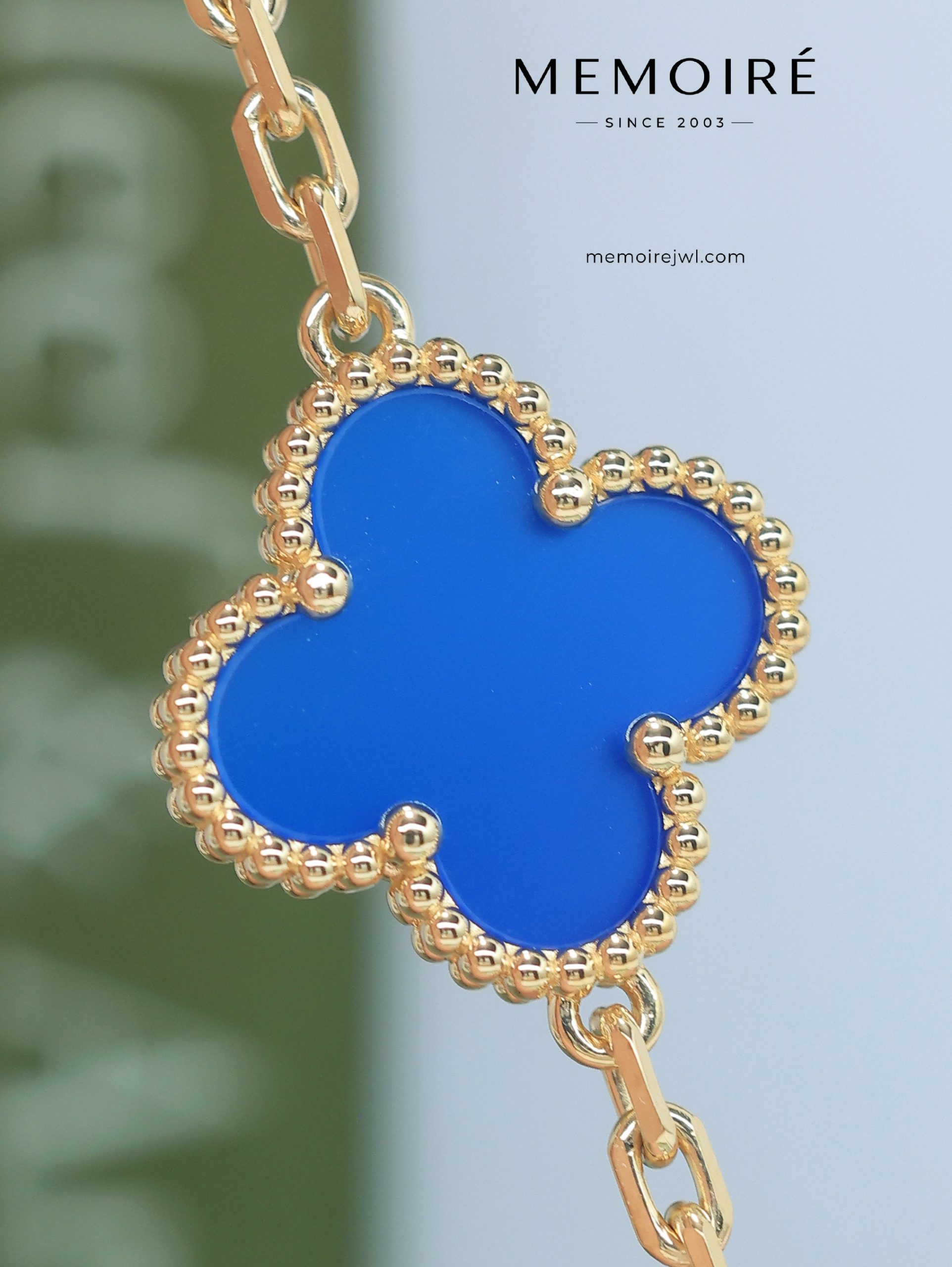 MEMOIRÉ 18K Yellow Gold Blue Agate Clover Bracelet - Image 5