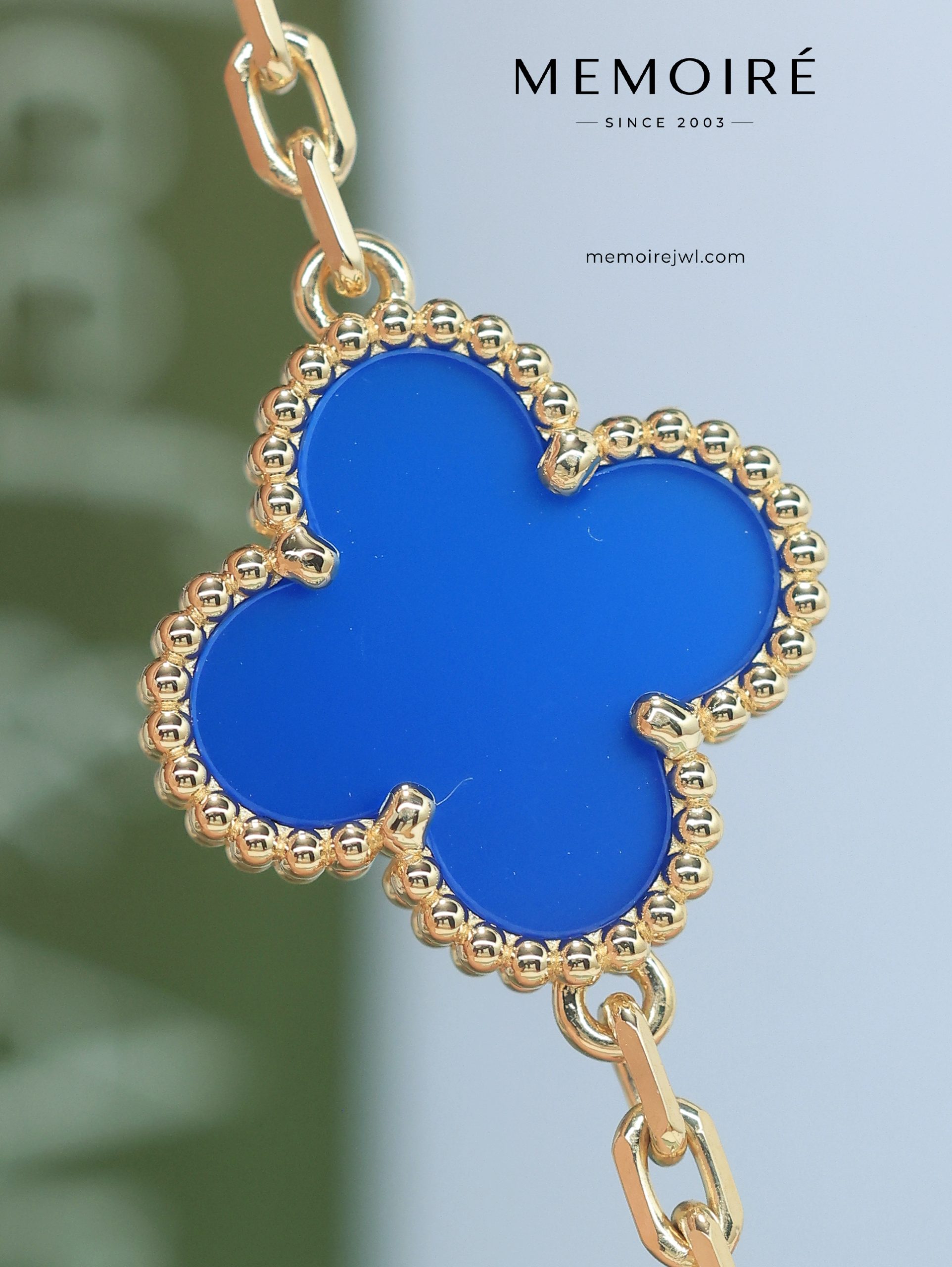 MEMOIRÉ 18K Yellow Gold Blue Agate Clover Bracelet - Image 4