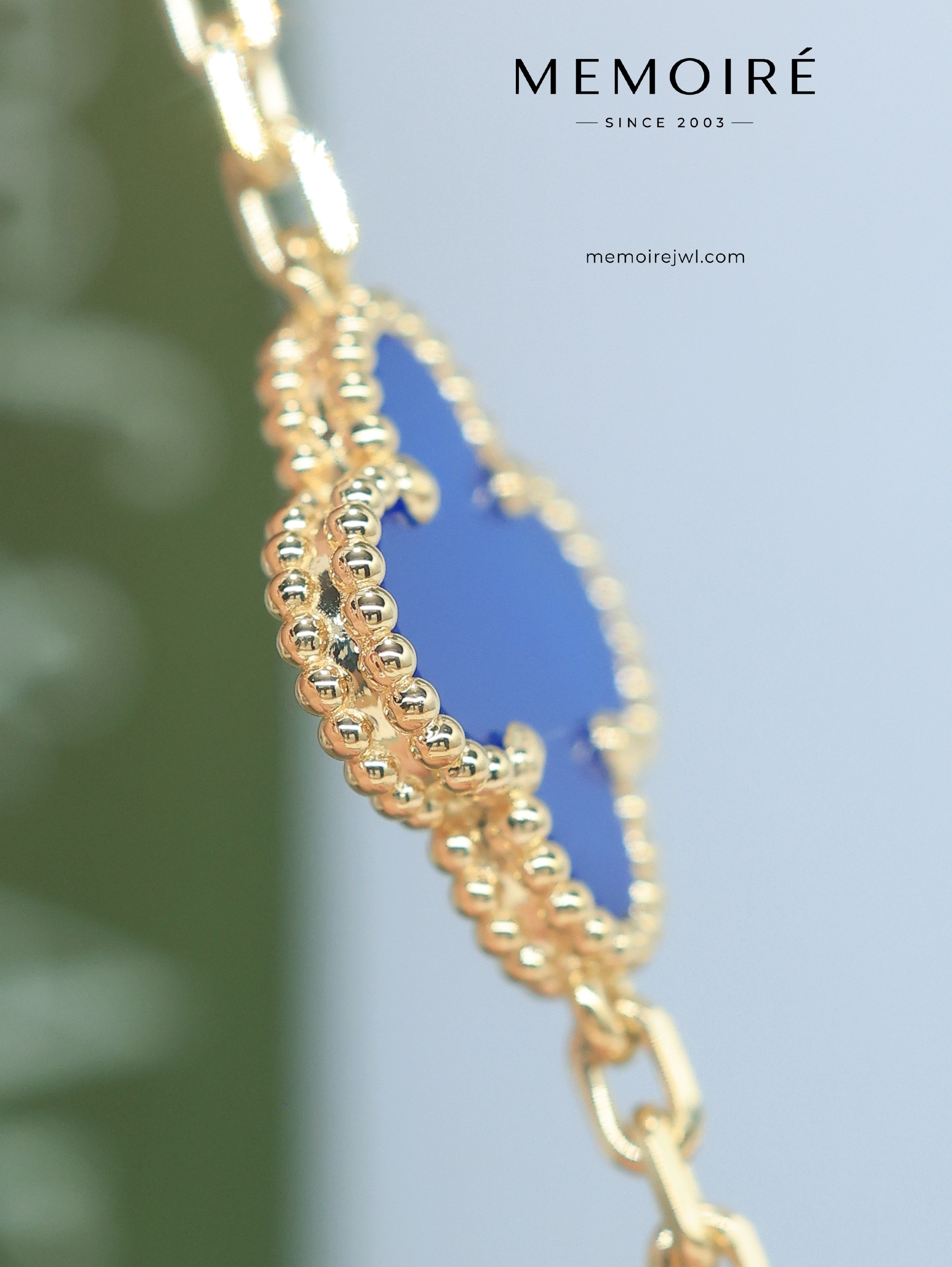 MEMOIRÉ 18K Yellow Gold Blue Agate Clover Bracelet - Image 3