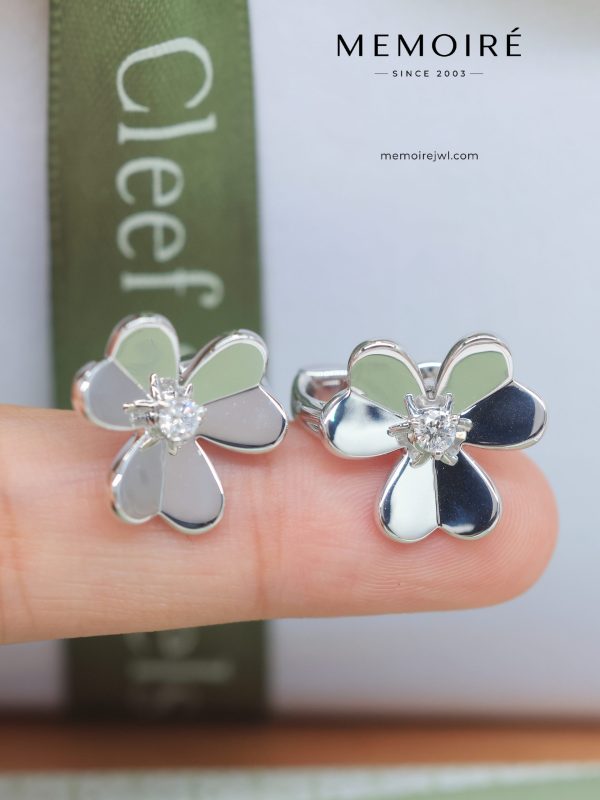 MEMOIRÉ 18K White Gold Diamond Flower Stud Earrings