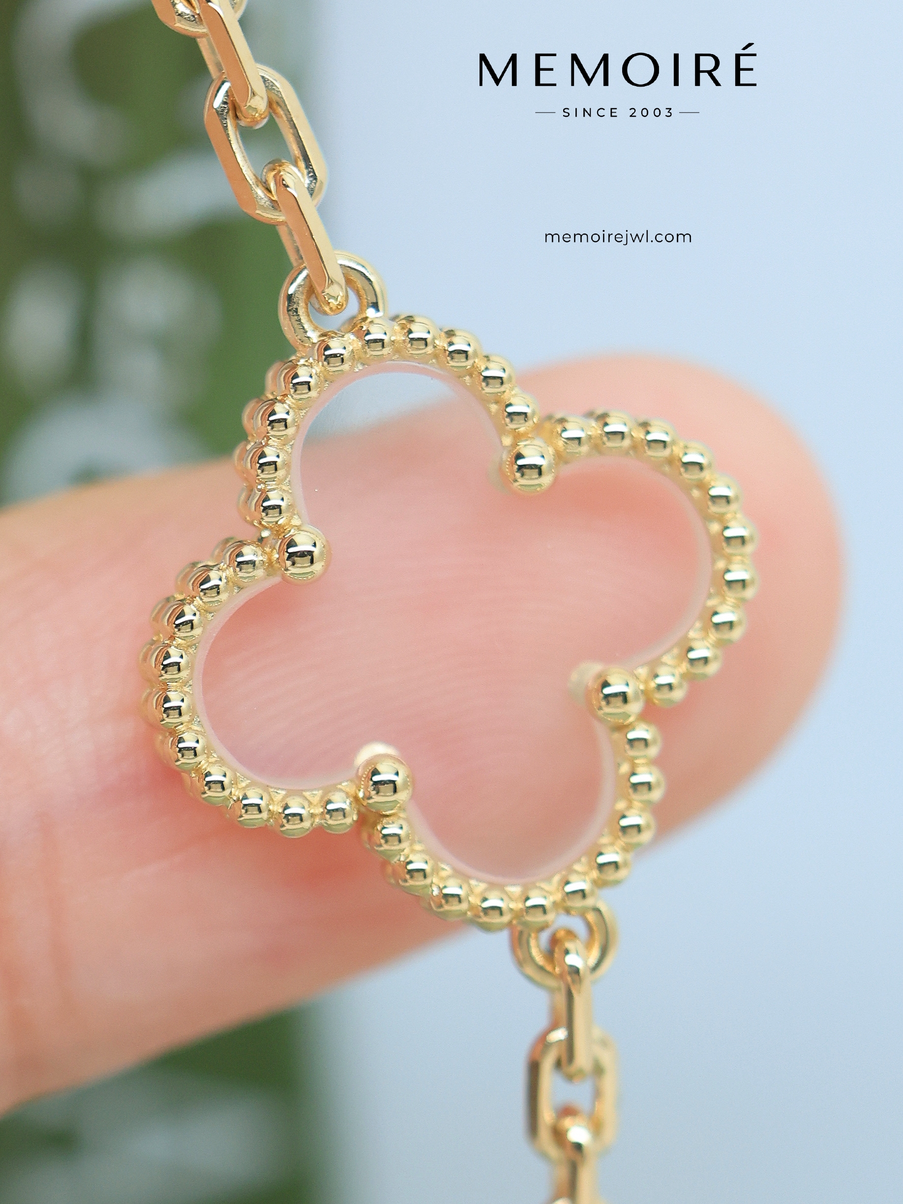 MEMOIRÉ 18K Yellow Gold Mother-of-Pearl Openwork Clover Bracelet - Image 3