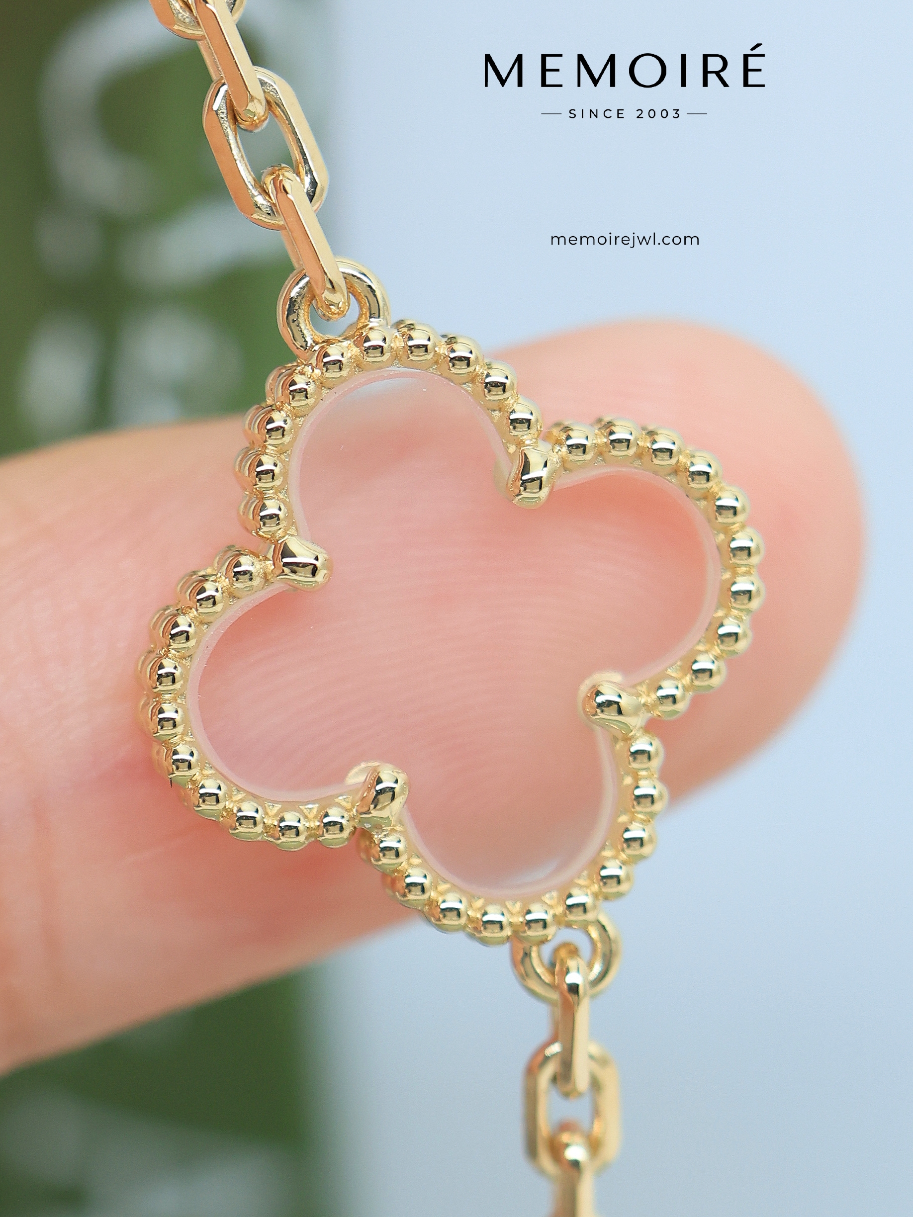 MEMOIRÉ 18K Yellow Gold Mother-of-Pearl Openwork Clover Bracelet - Image 4