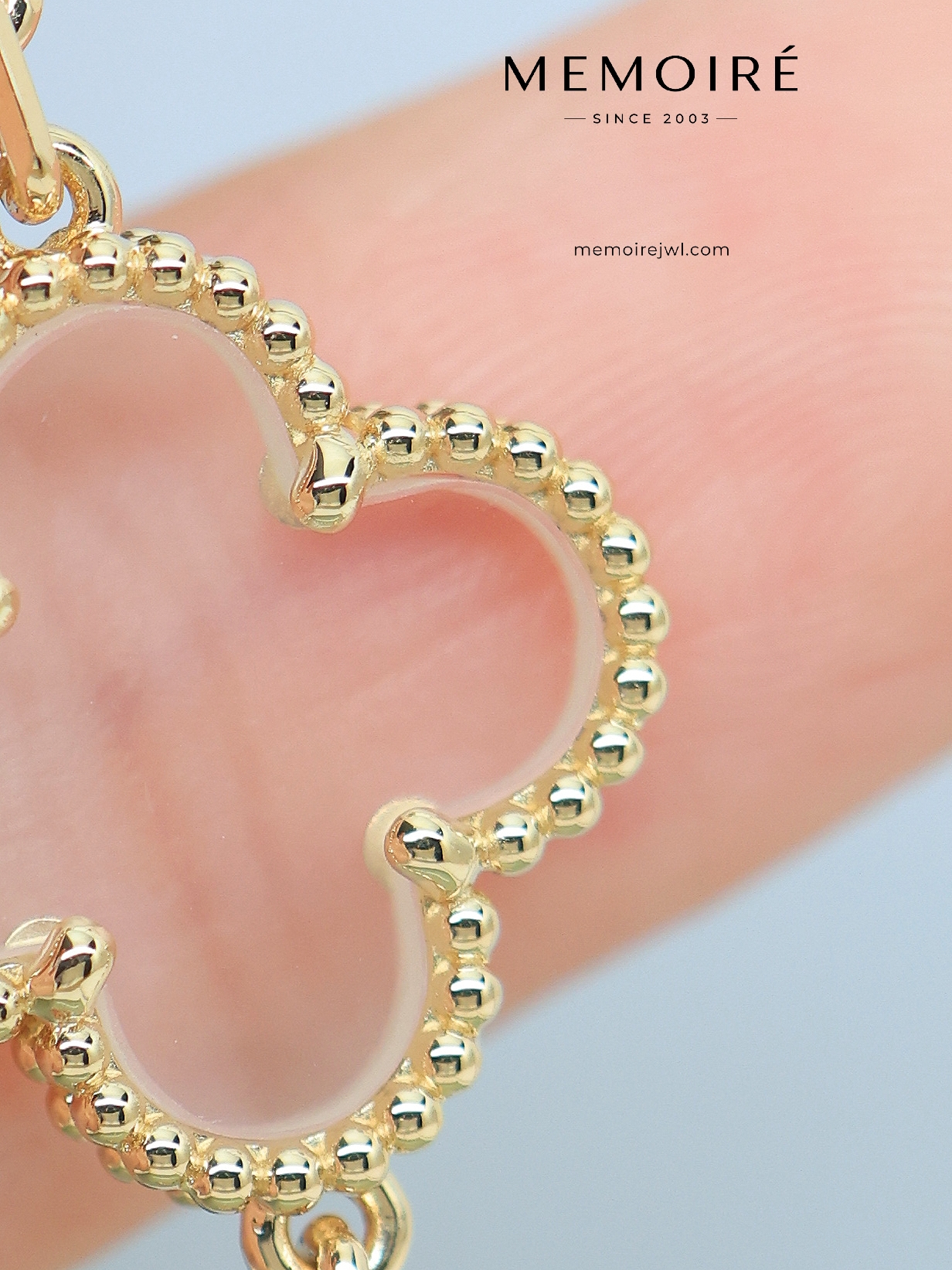 MEMOIRÉ 18K Yellow Gold Mother-of-Pearl Openwork Clover Bracelet - Image 5
