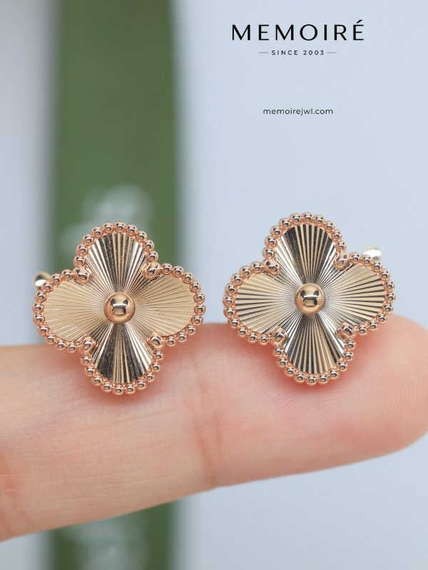 MEMOIRÉ 18K Rose Gold Guilloché Clover Stud Earrings