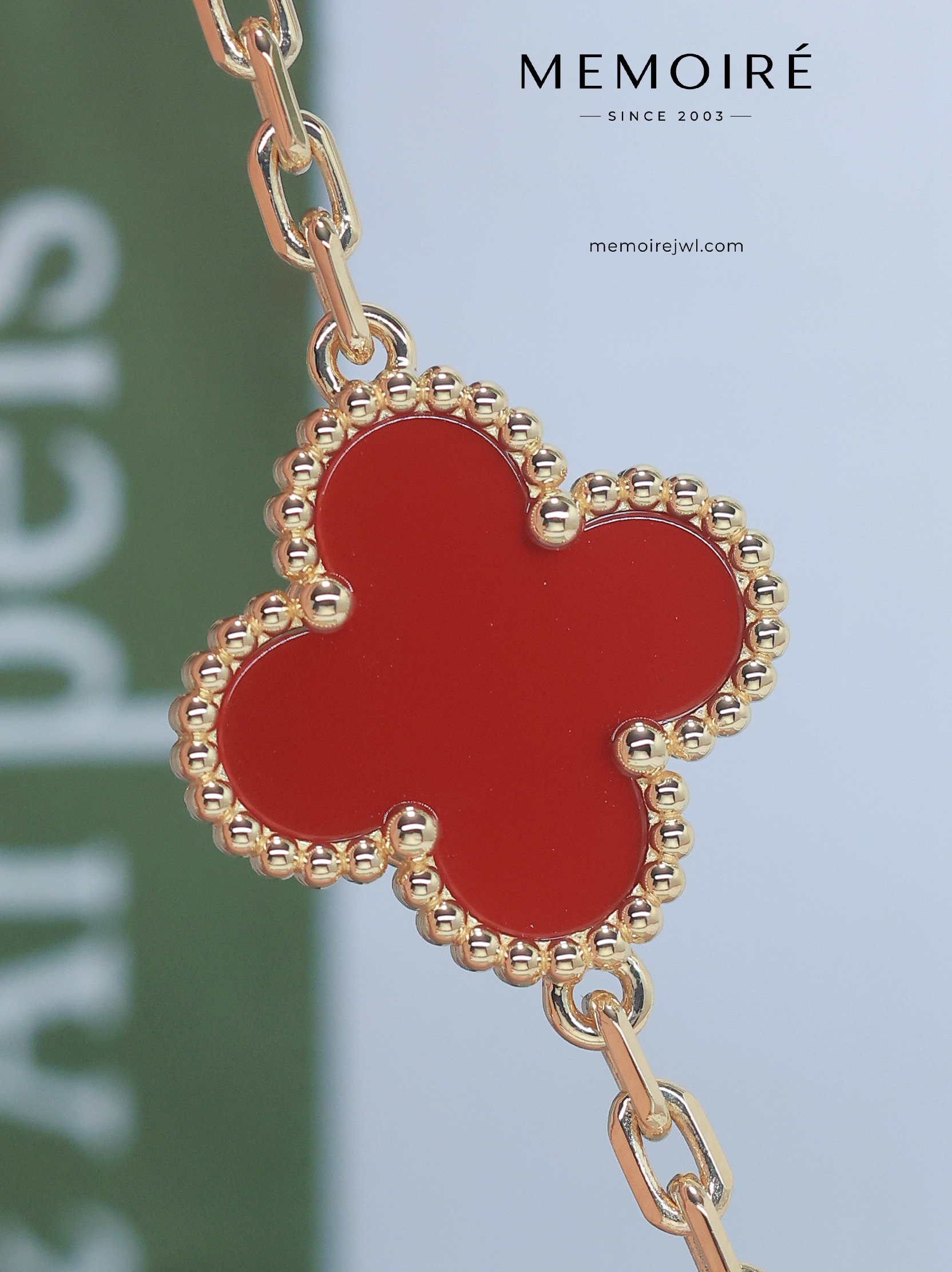 MEMOIRÉ 18K Yellow Gold Carnelian Clover Bracelet - Image 5