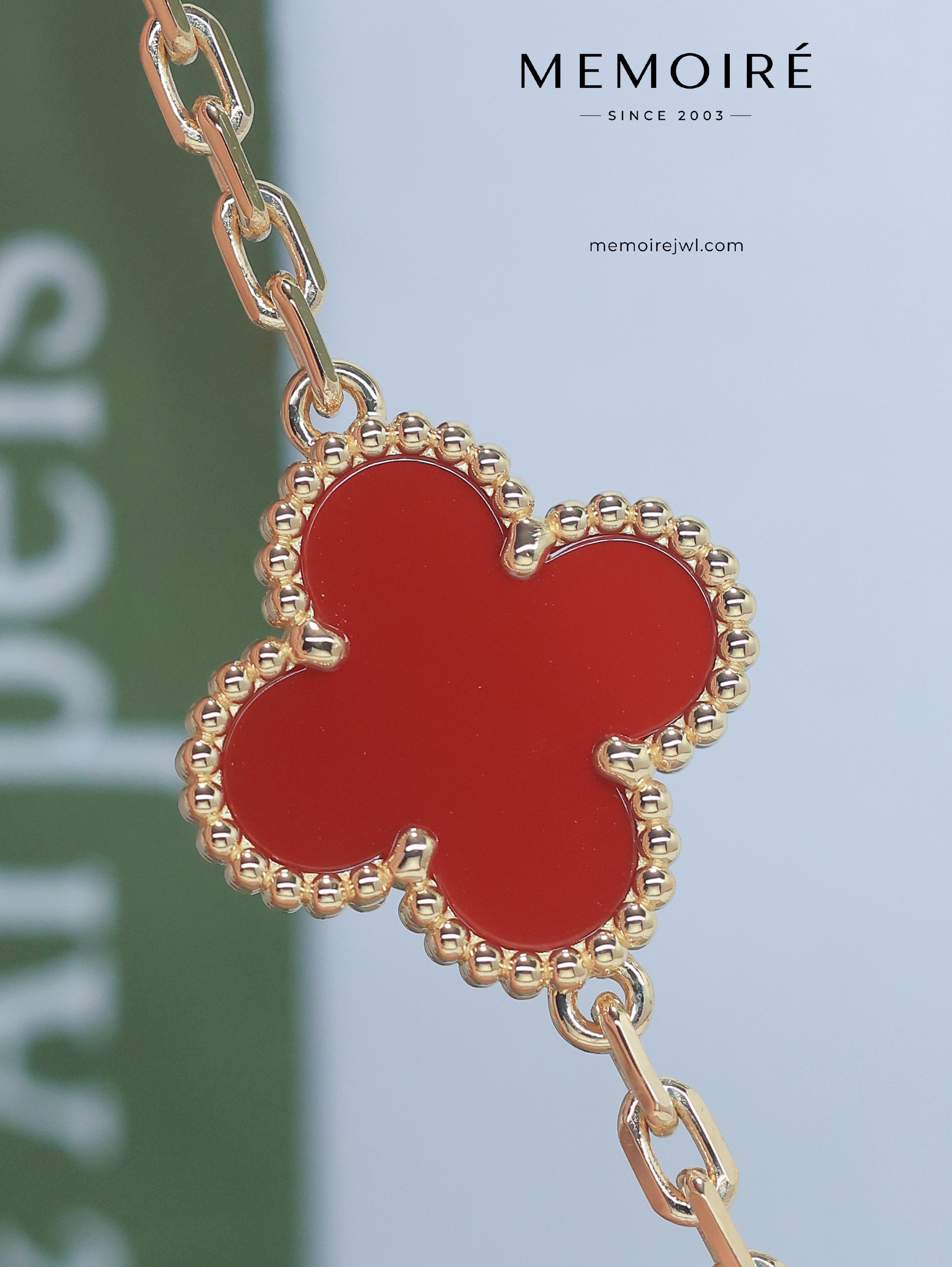 MEMOIRÉ 18K Yellow Gold Carnelian Clover Bracelet - Image 4