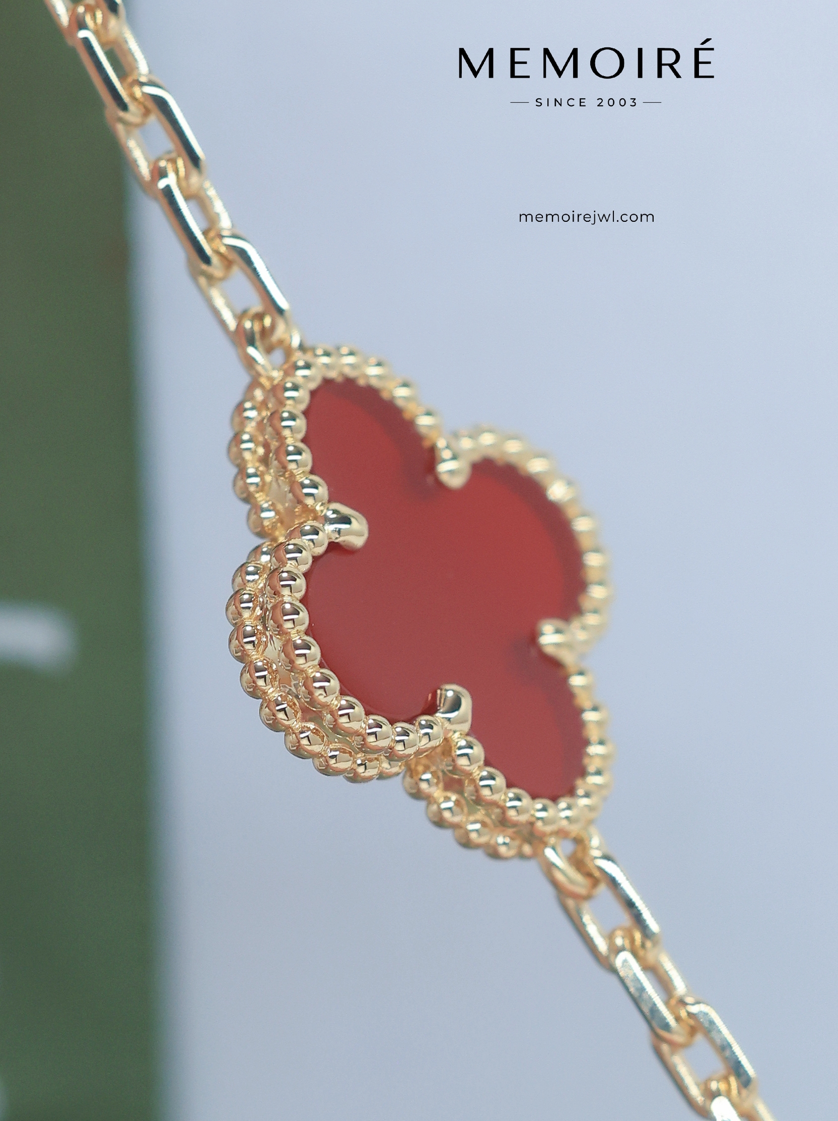 MEMOIRÉ 18K Yellow Gold Carnelian Clover Bracelet - Image 3