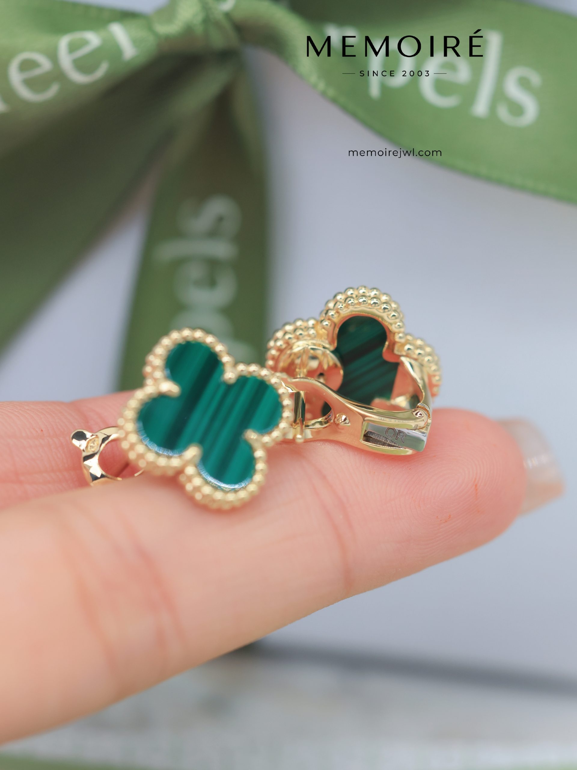 MEMOIRÉ 18K Yellow Gold Malachite Clover Stud Earrings - Image 4