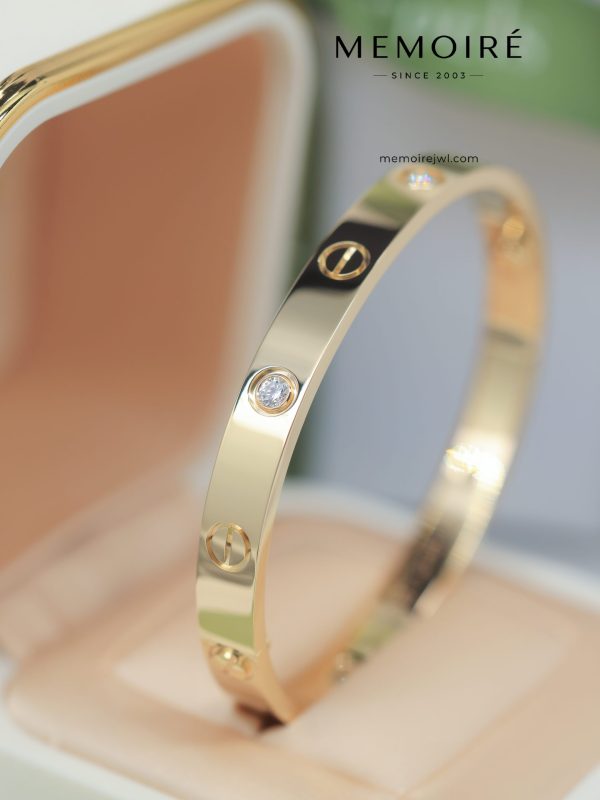 MEMOIRÉ 18K Yellow Gold Diamond Love Bangle