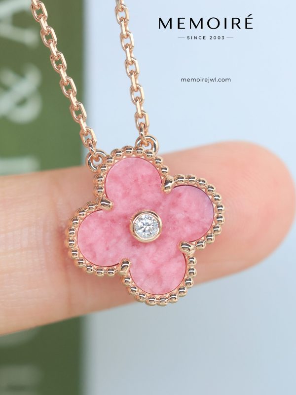 MEMOIRÉ 18K Rose Gold Pink Rhodonite Clover Pendant Necklace