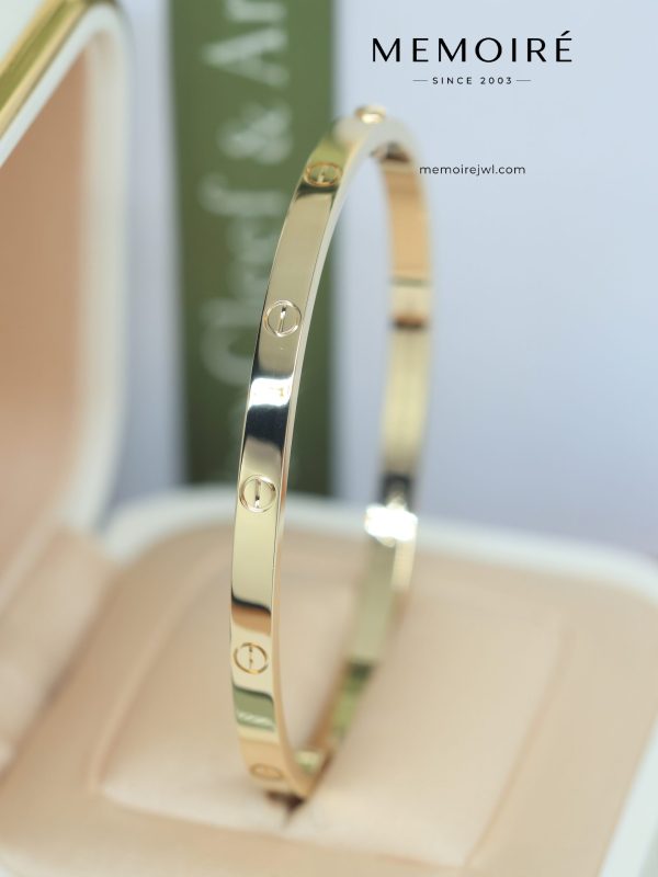 MEMOIRÉ 18K Yellow Gold Love Bangle