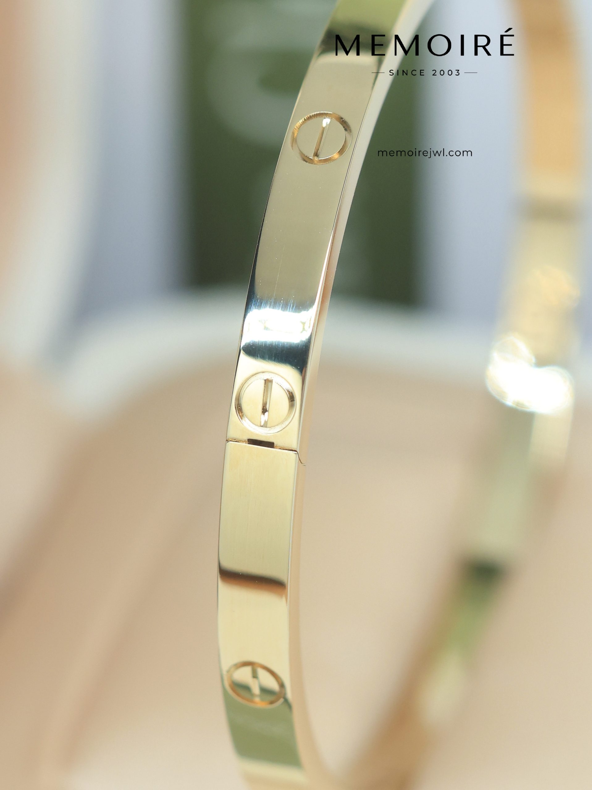 MEMOIRÉ 18K Yellow Gold Love Bangle - Image 3