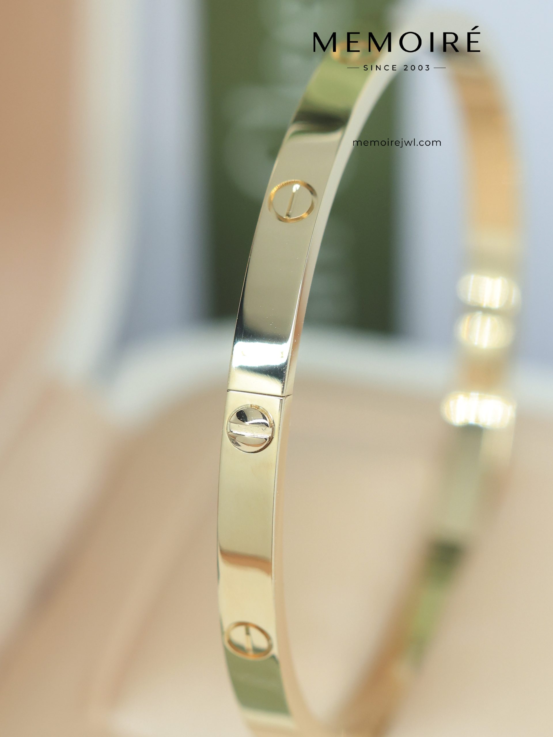 MEMOIRÉ 18K Yellow Gold Love Bangle - Image 4