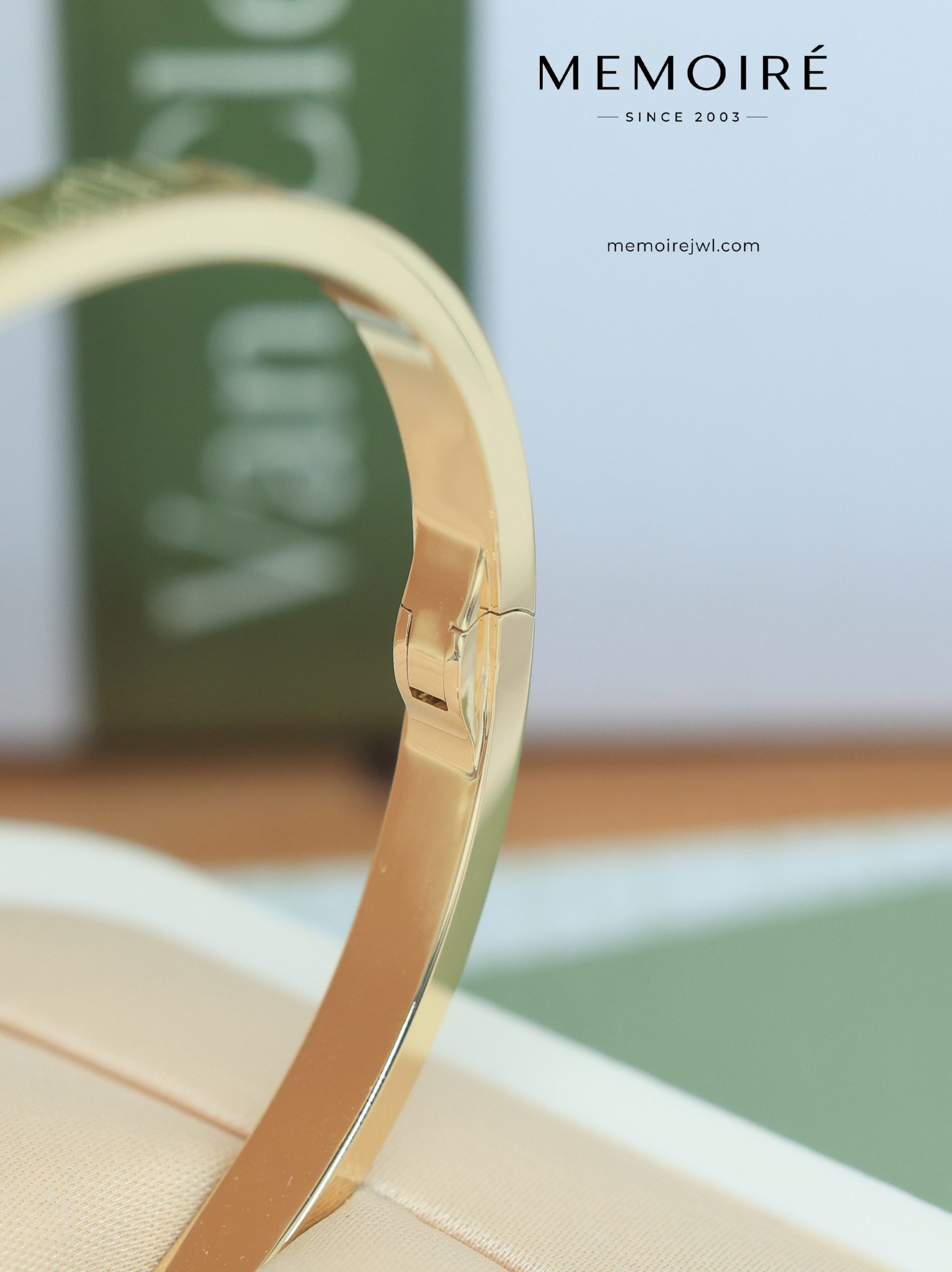 MEMOIRÉ 18K Yellow Gold Love Bangle - Image 5