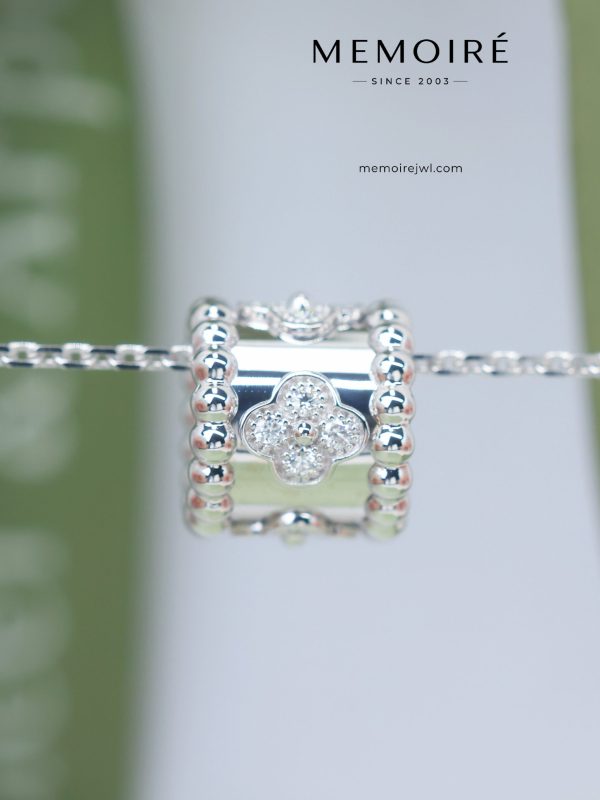 MEMOIRÉ 18K White Gold Diamond Clover Barrel Pendant Necklace