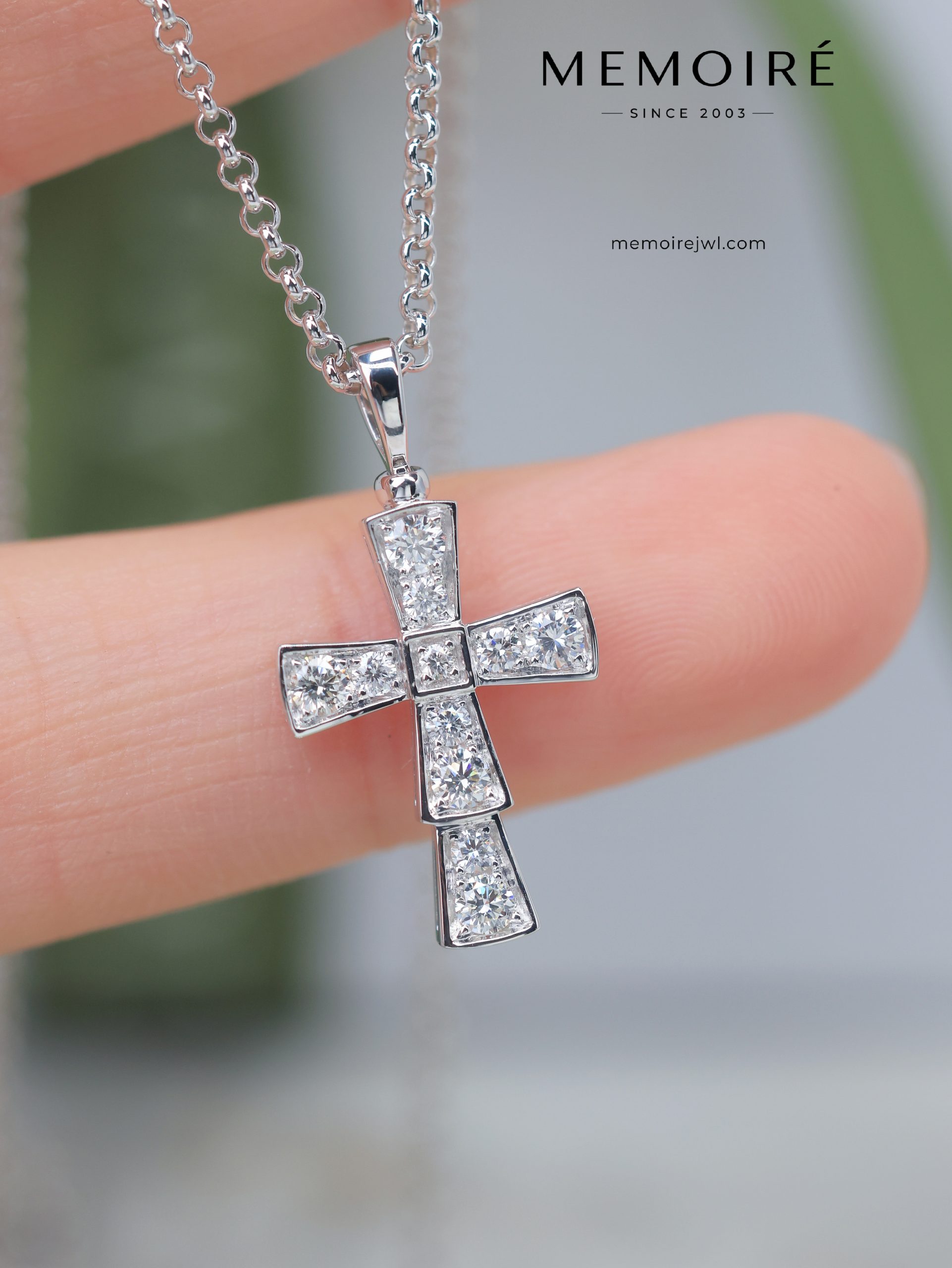 MEMOIRÉ 18K White Gold Diamond Cross Pendant Necklace