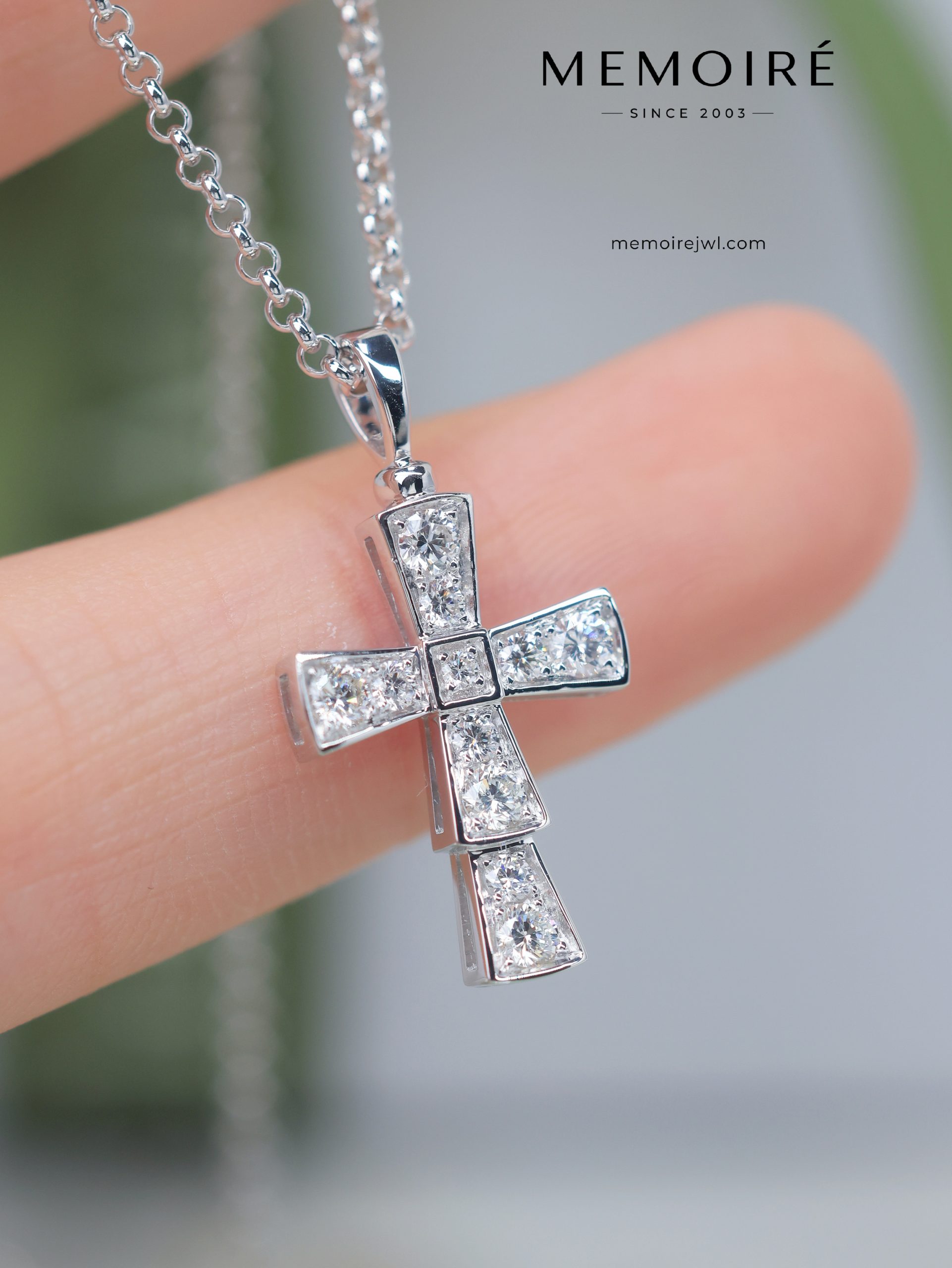 MEMOIRÉ 18K White Gold Diamond Cross Pendant Necklace - Image 3