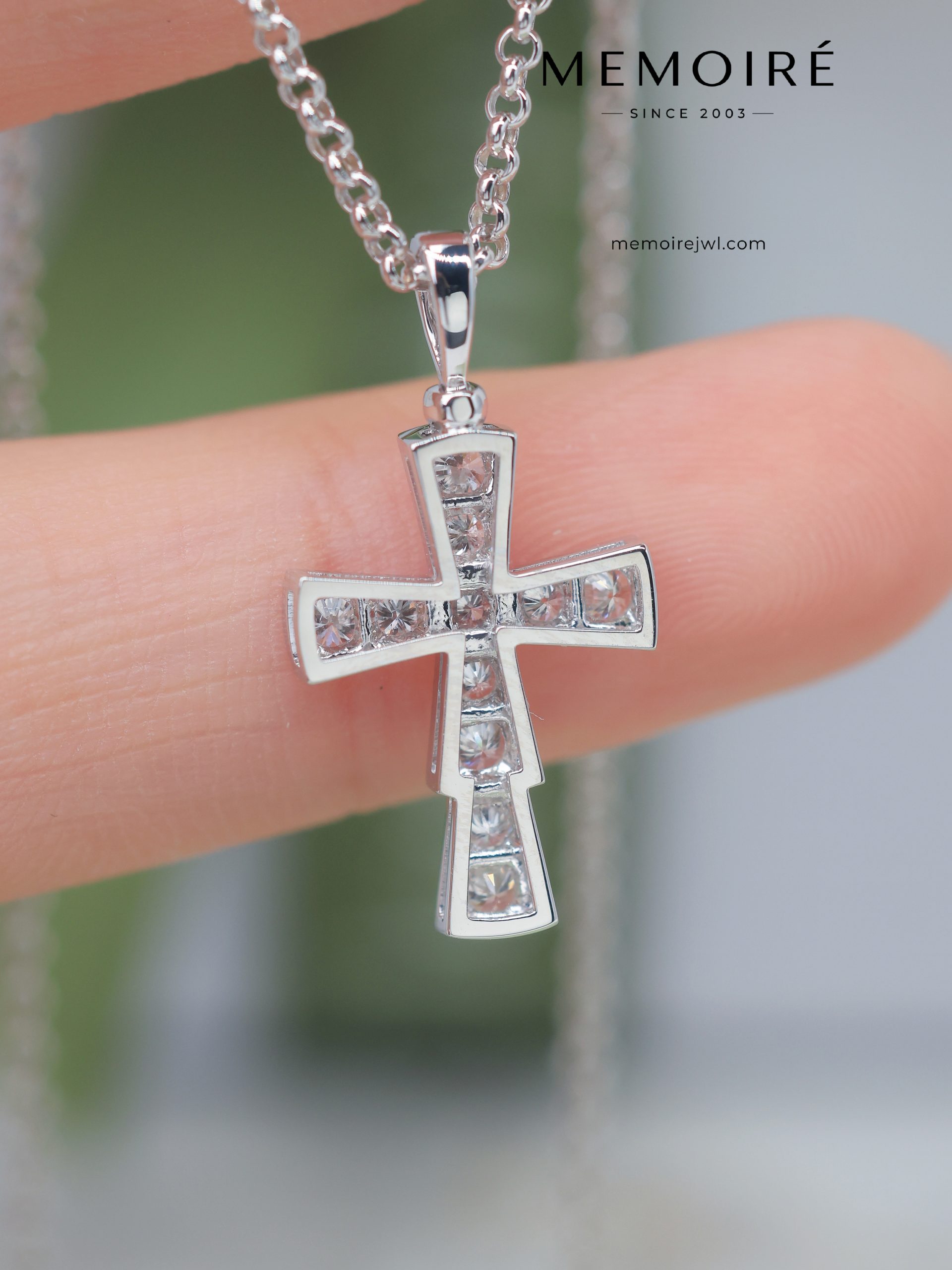 MEMOIRÉ 18K White Gold Diamond Cross Pendant Necklace - Image 4